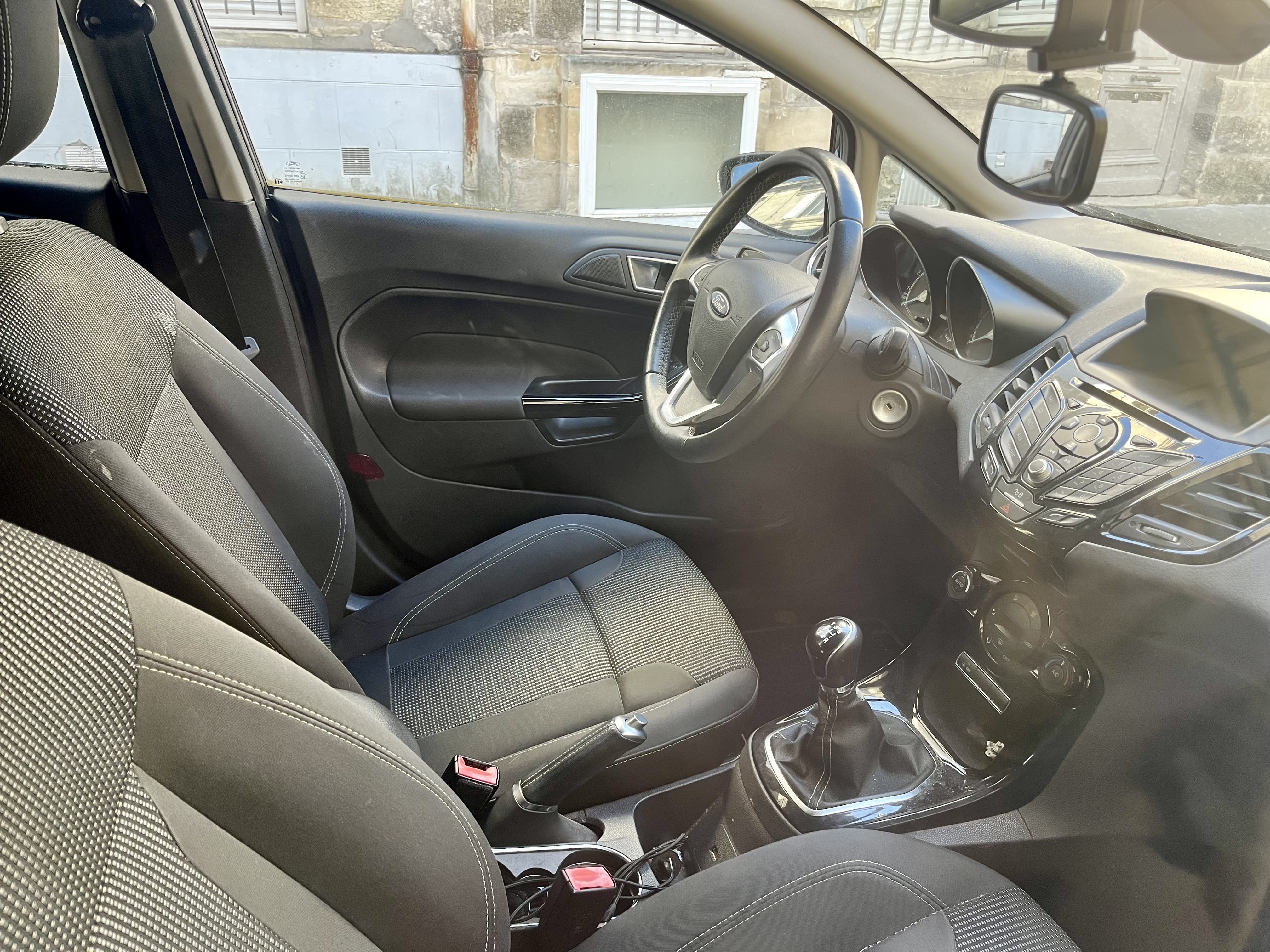 Ford Fiesta avec Siège bébé