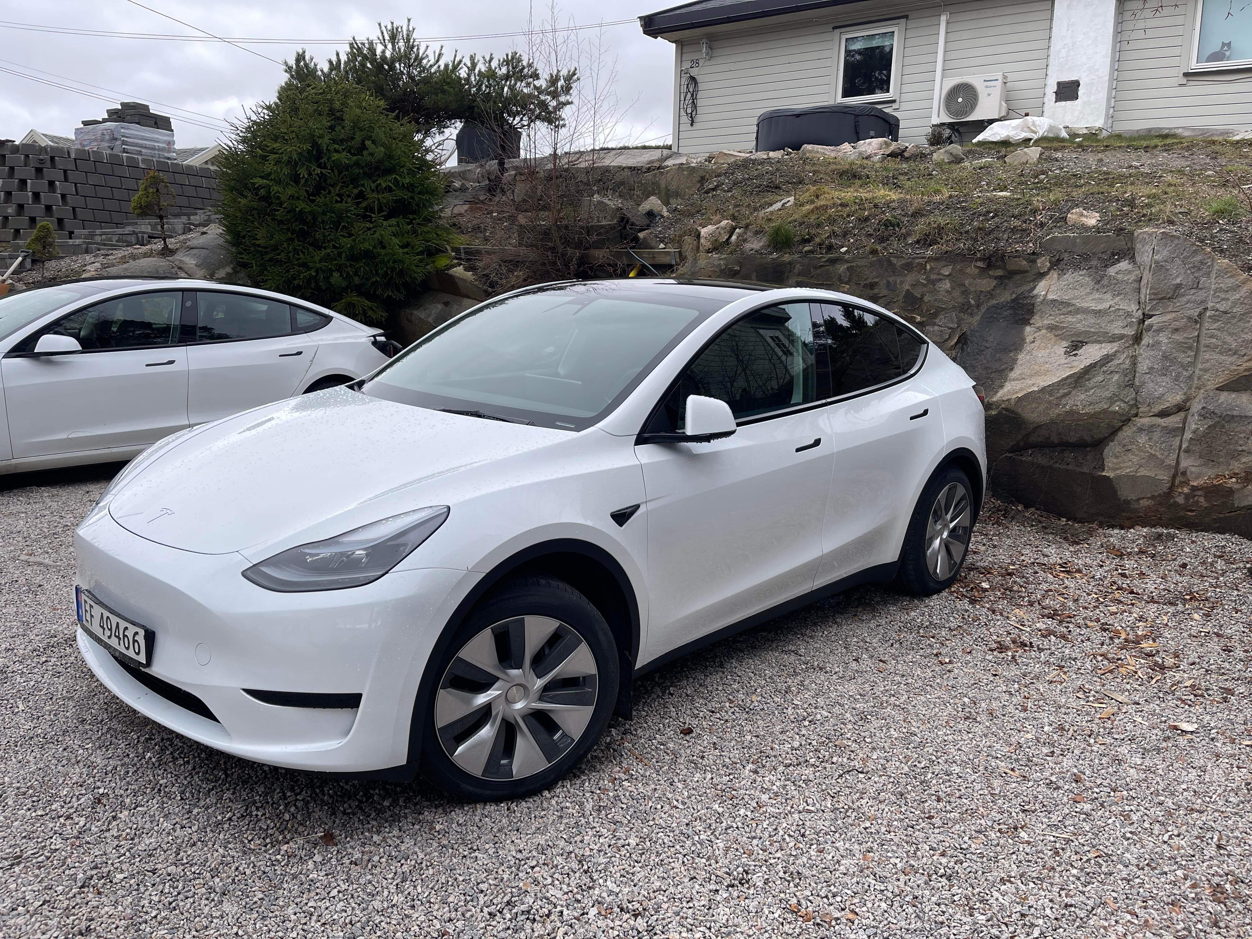 Tesla Model Y med GPS