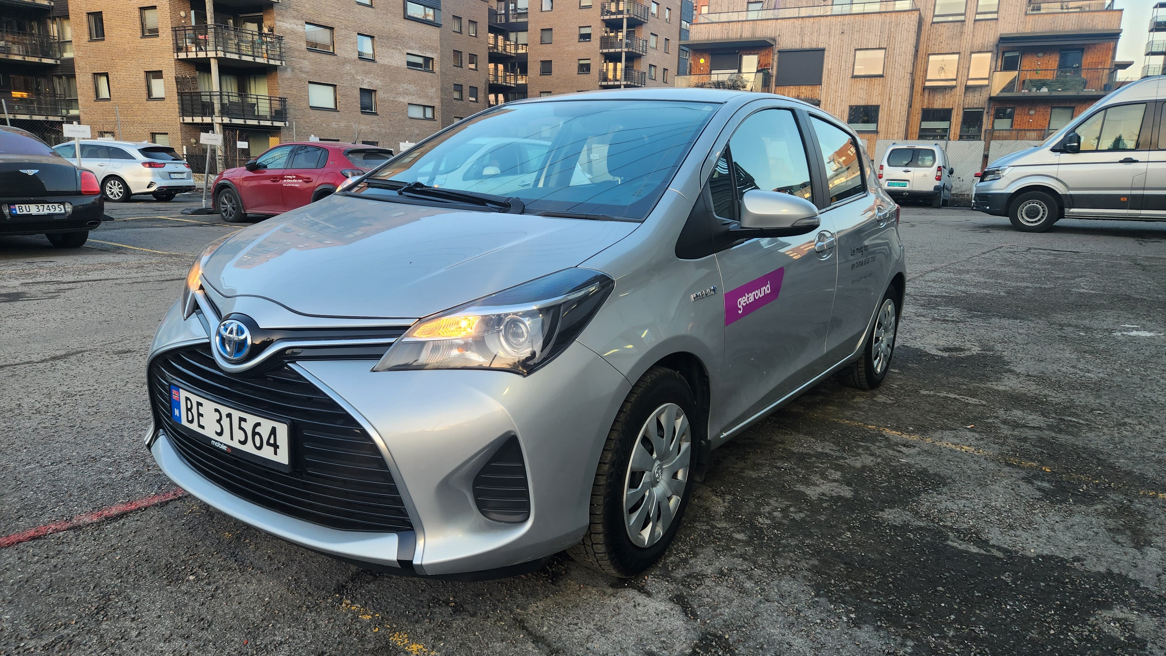 Toyota Yaris Hybrid 1,5 Bensin/Hybrid, Automat, inkl. Beboerkort sone parkering, 2015, Blyfri 95 / Elektrisk (hybrid), automatisk