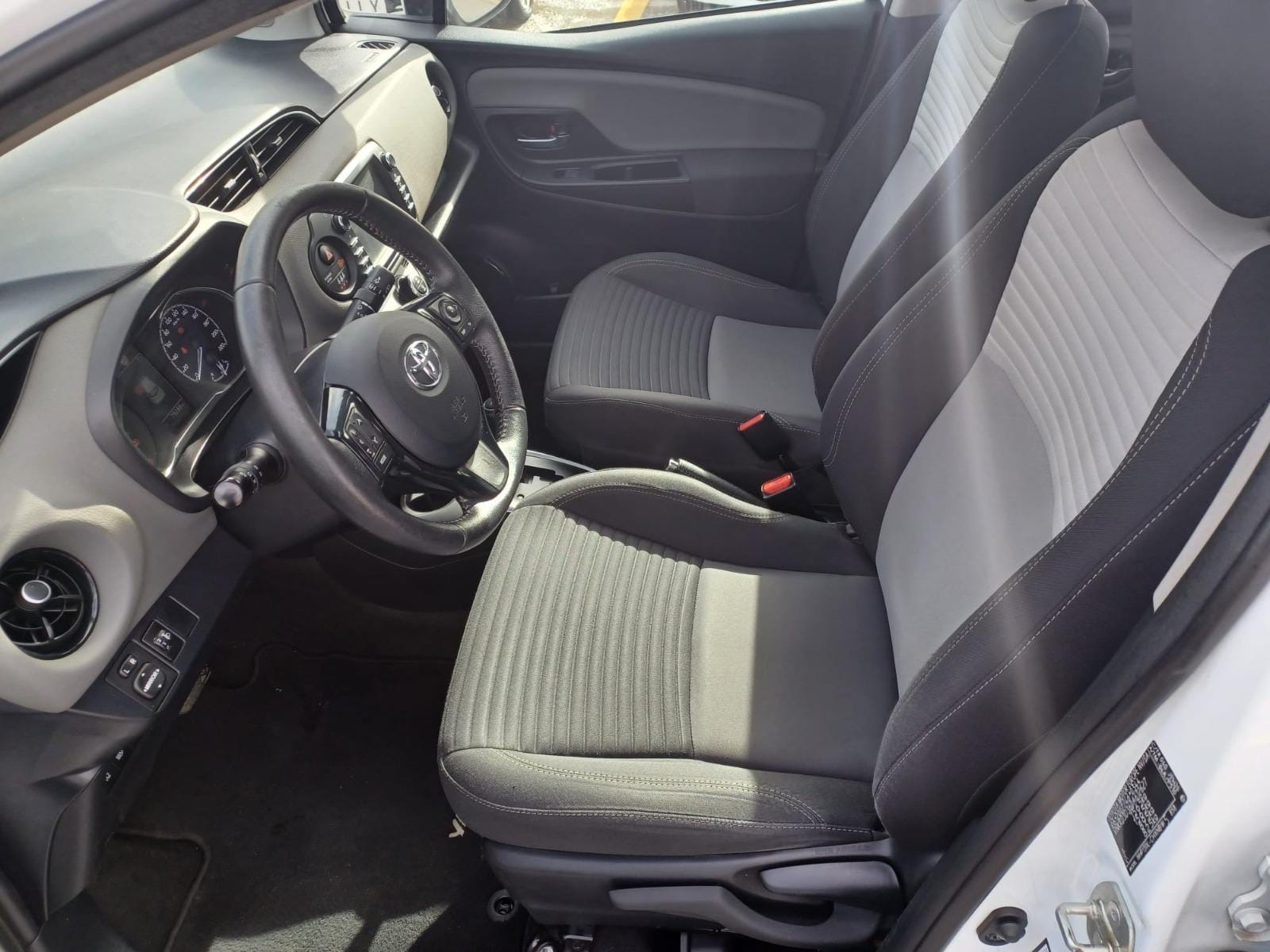 Toyota Yaris Híbrido med Bluetooth audio