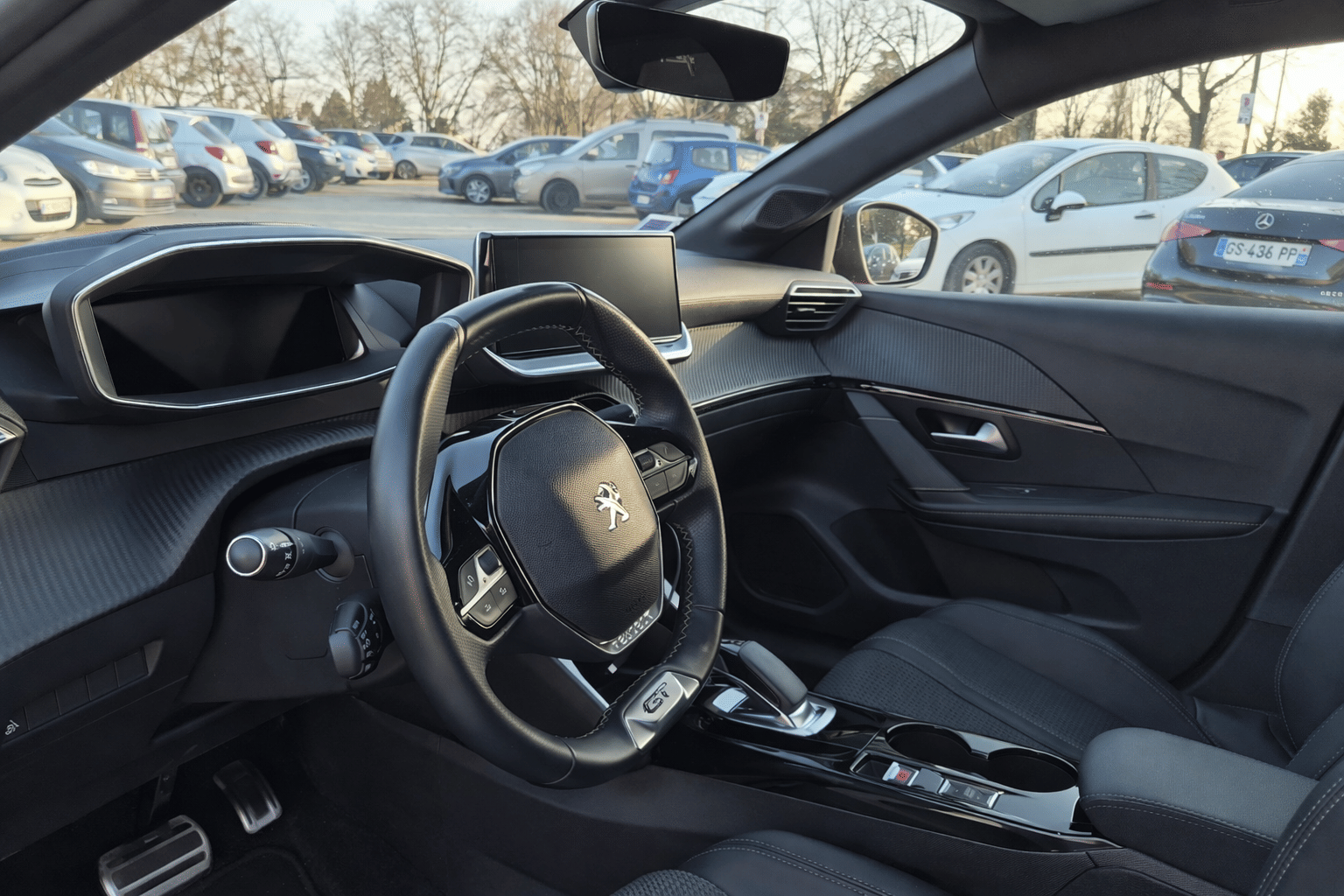 Peugeot e-208 GT avec GPS