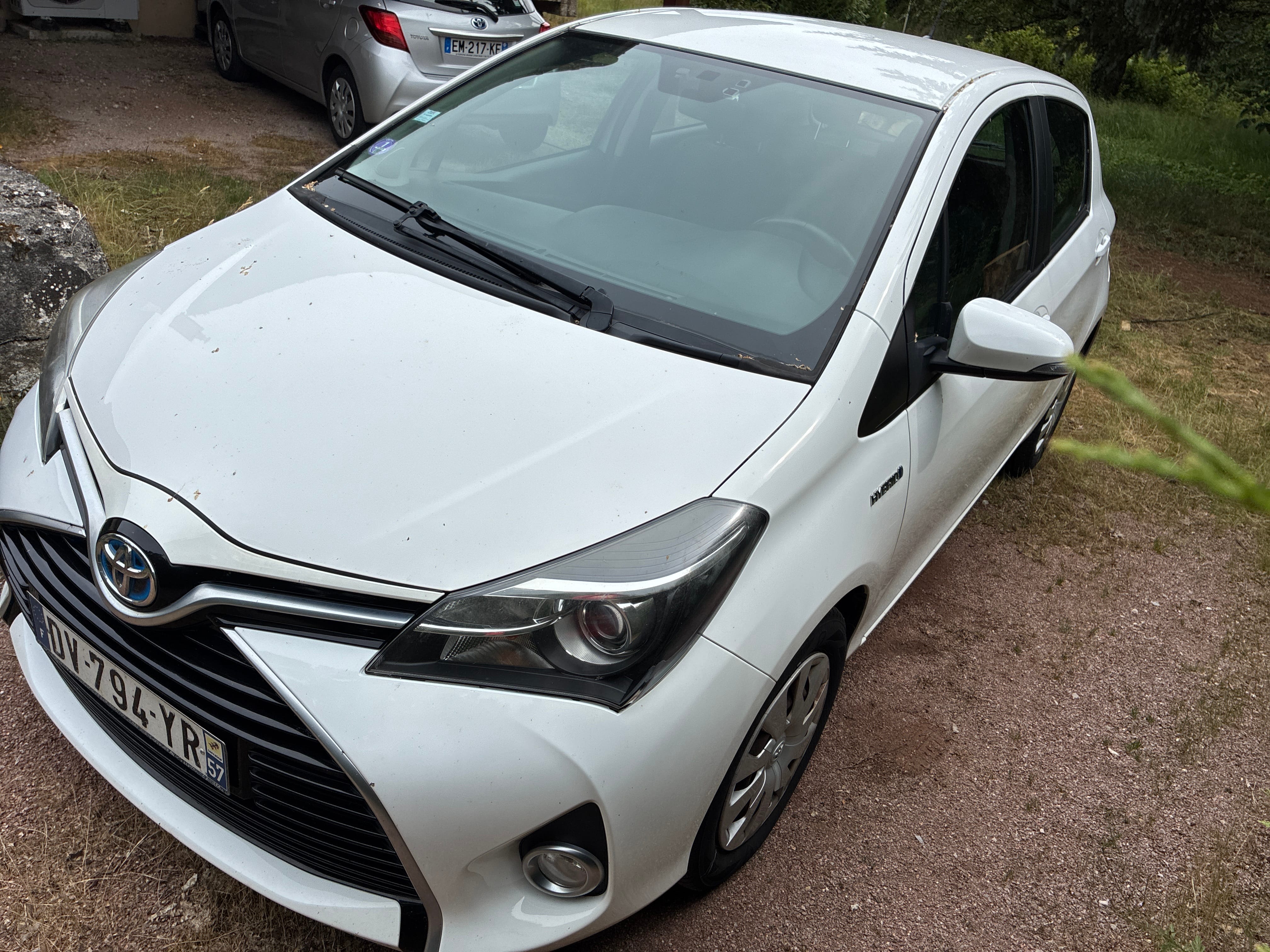 Toyota Yaris, 2015, Essence 95 / Électrique (hybride), automatique
