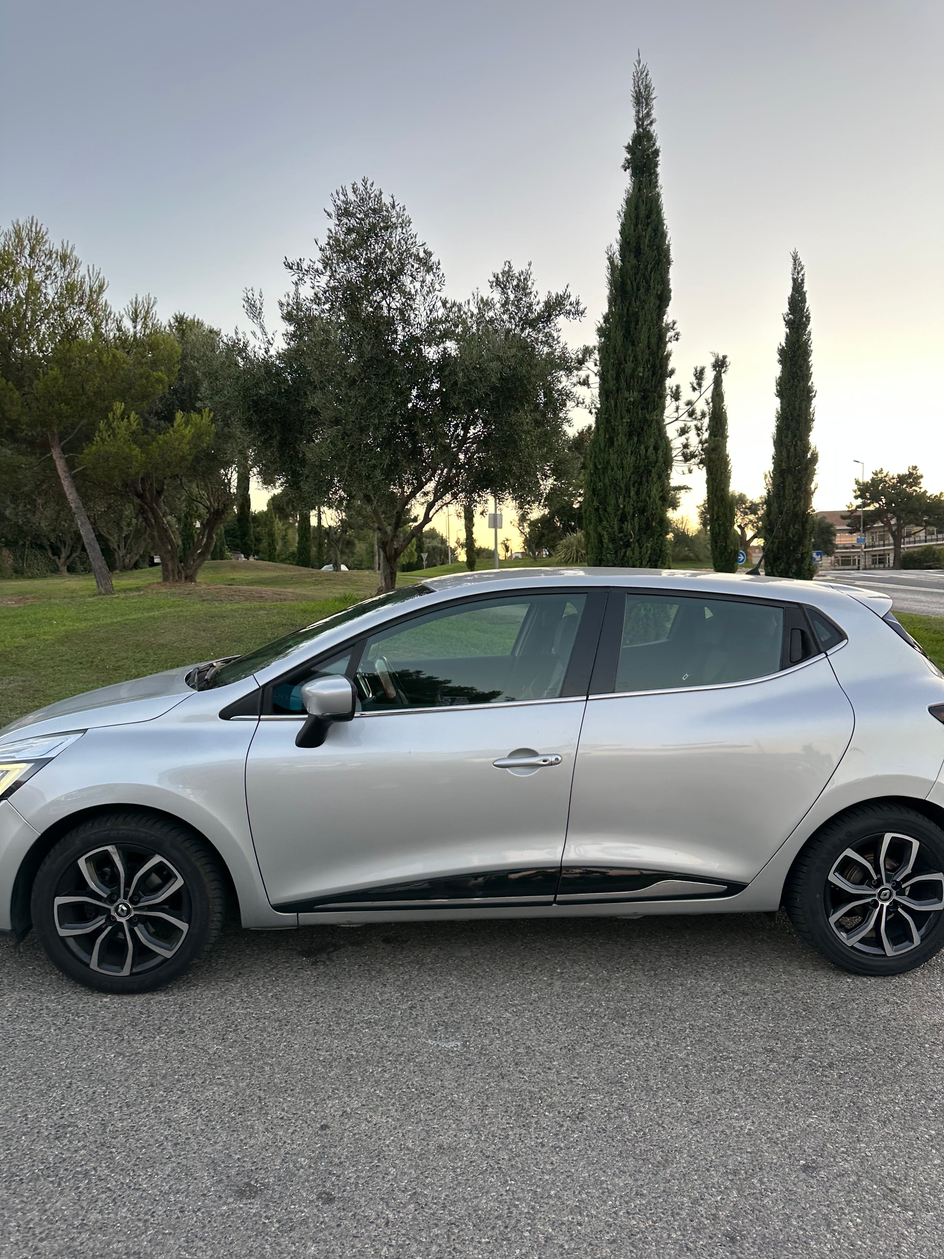 Renault Clio Renault Clio Diesel Grise – Économique, Confortable et Facile à Garer avec Siège bébé