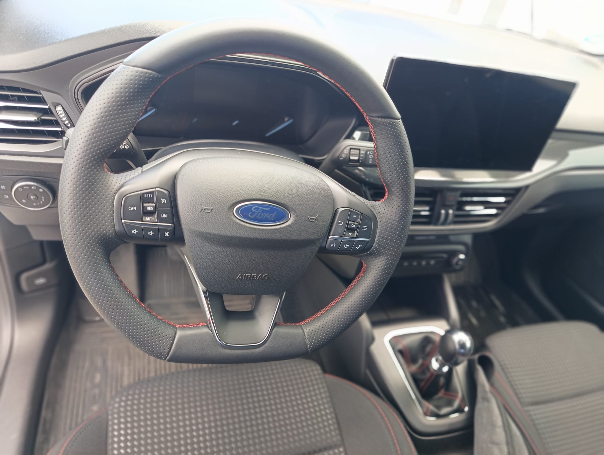 Ford Focus ST Line etiqueta eco mit Navigationsgerät