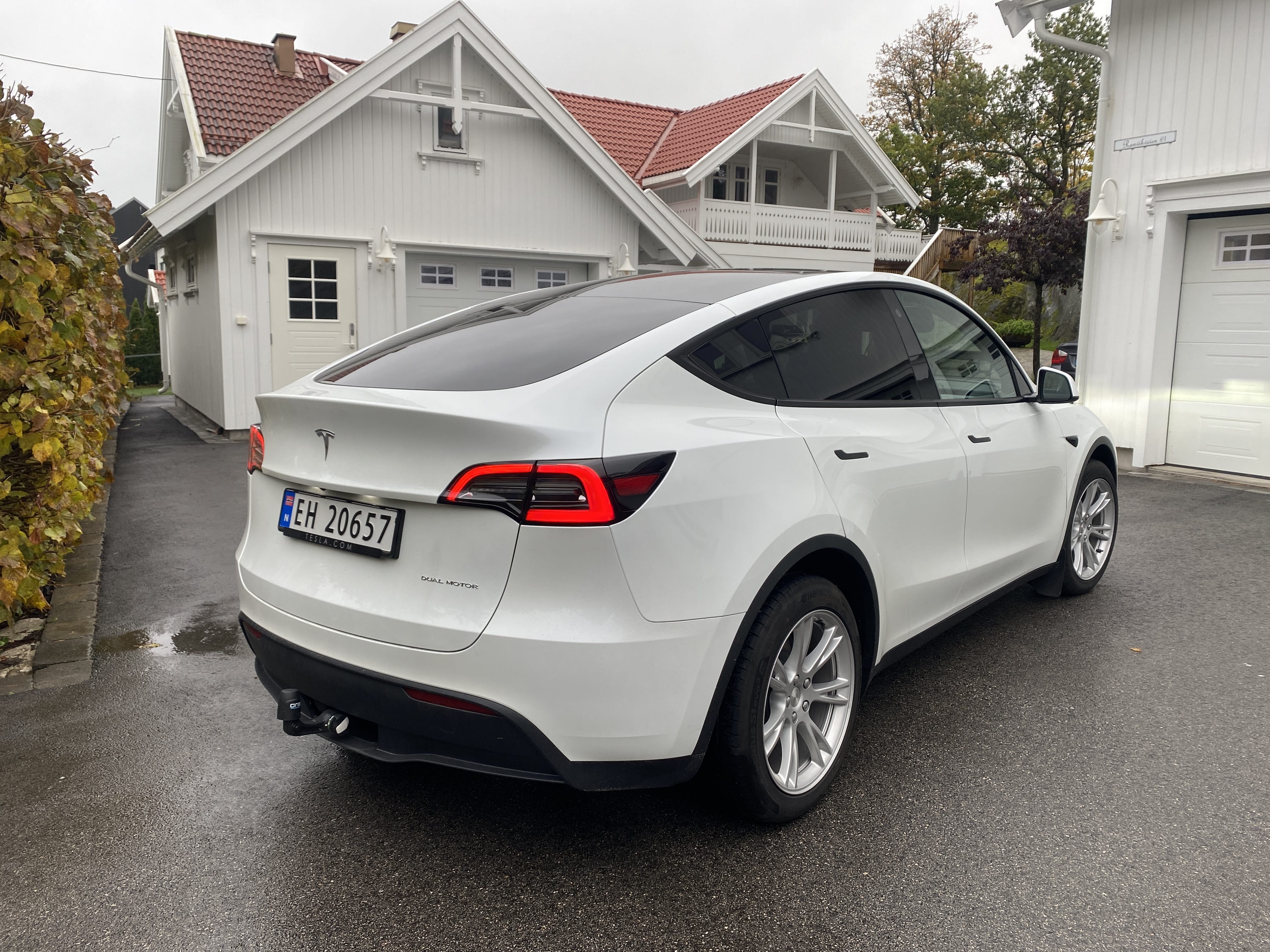 Tesla Model Y Long Range med GPS