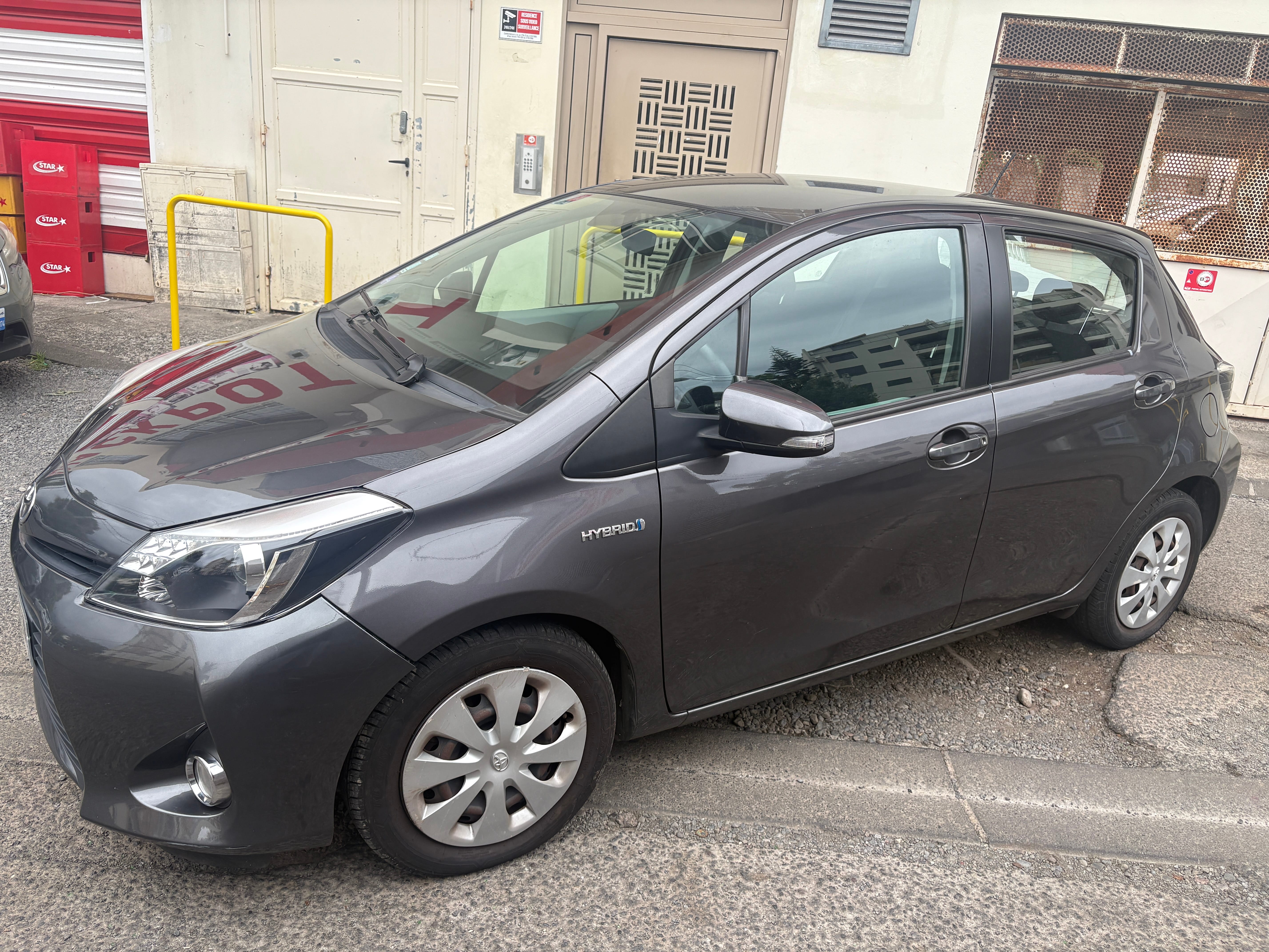 Toyota Yaris, 2013, Essence 95 / Électrique (hybride), automatique