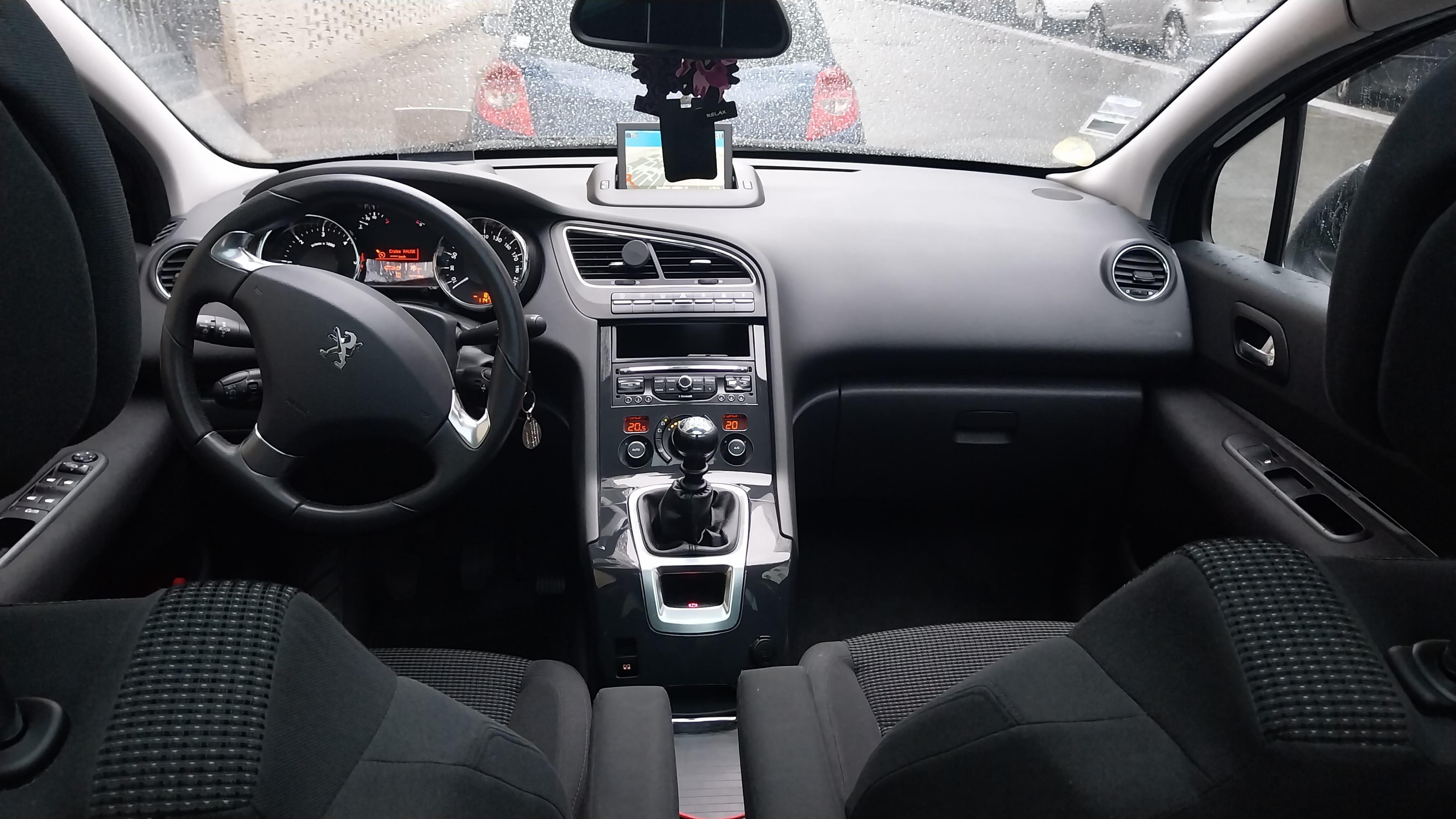 Peugeot 5008 avec GPS