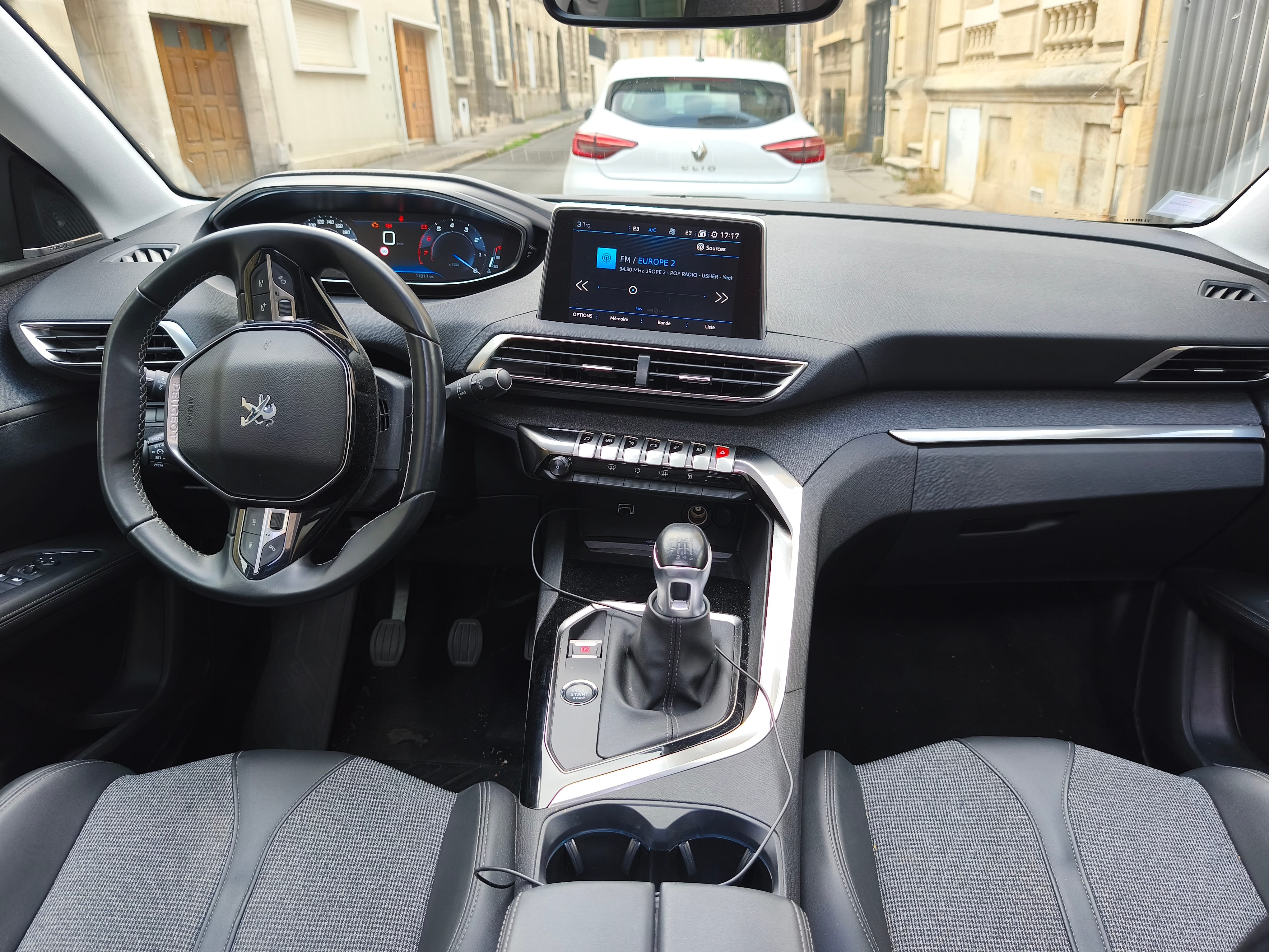 Peugeot 5008 avec GPS