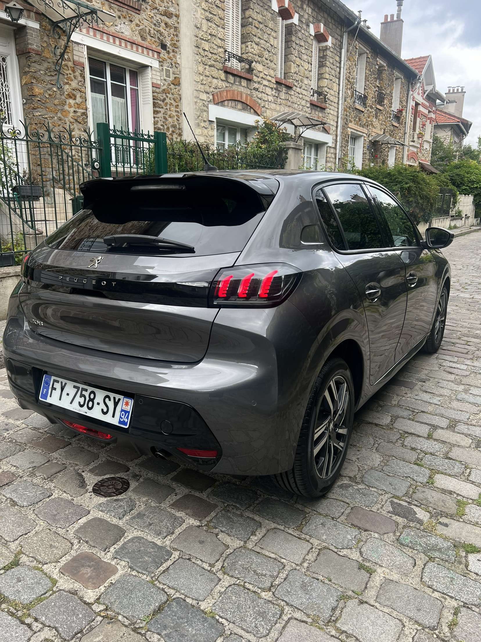 Peugeot 208 avec GPS