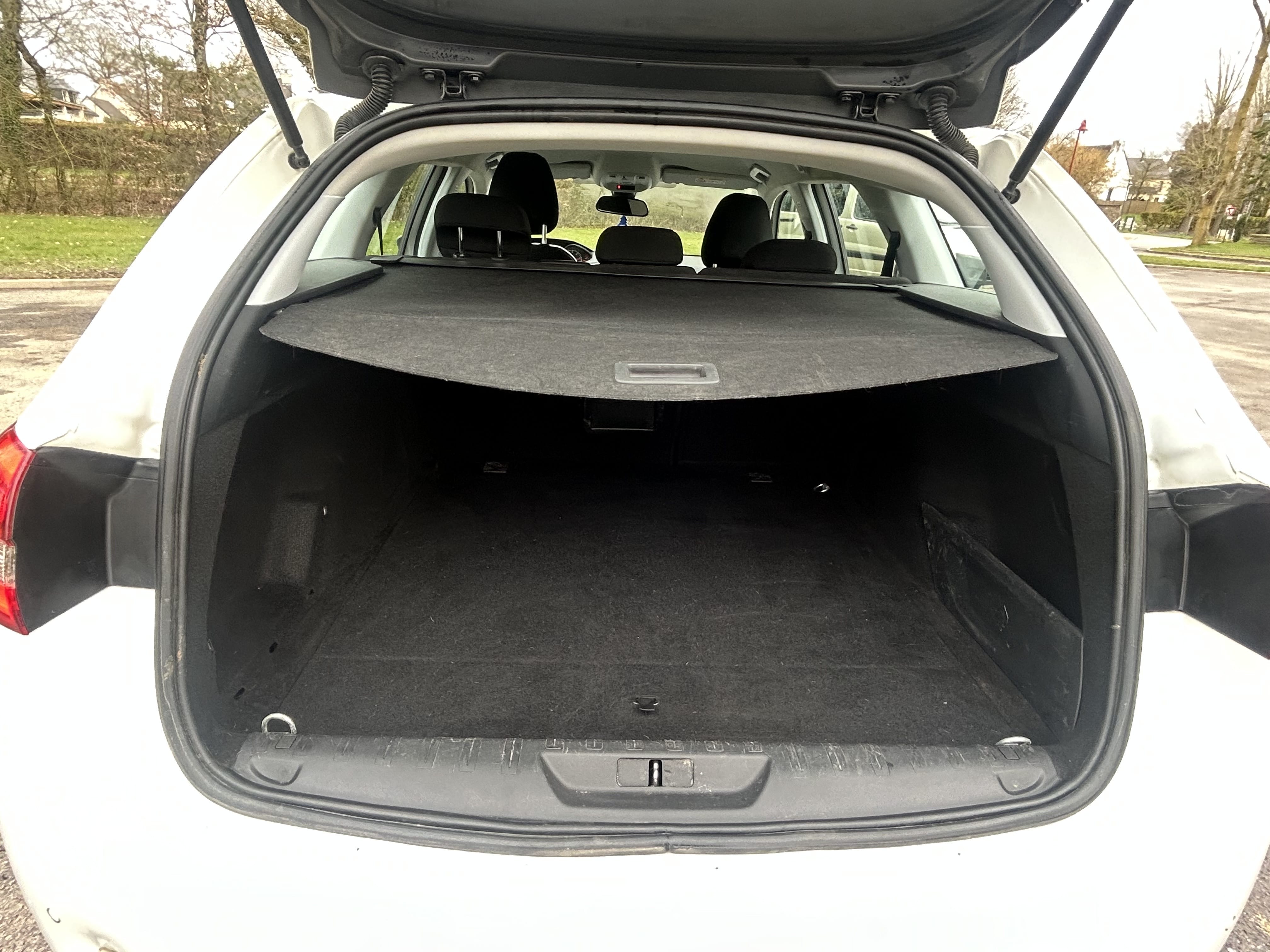 Peugeot 308 SW with Apple CarPlay