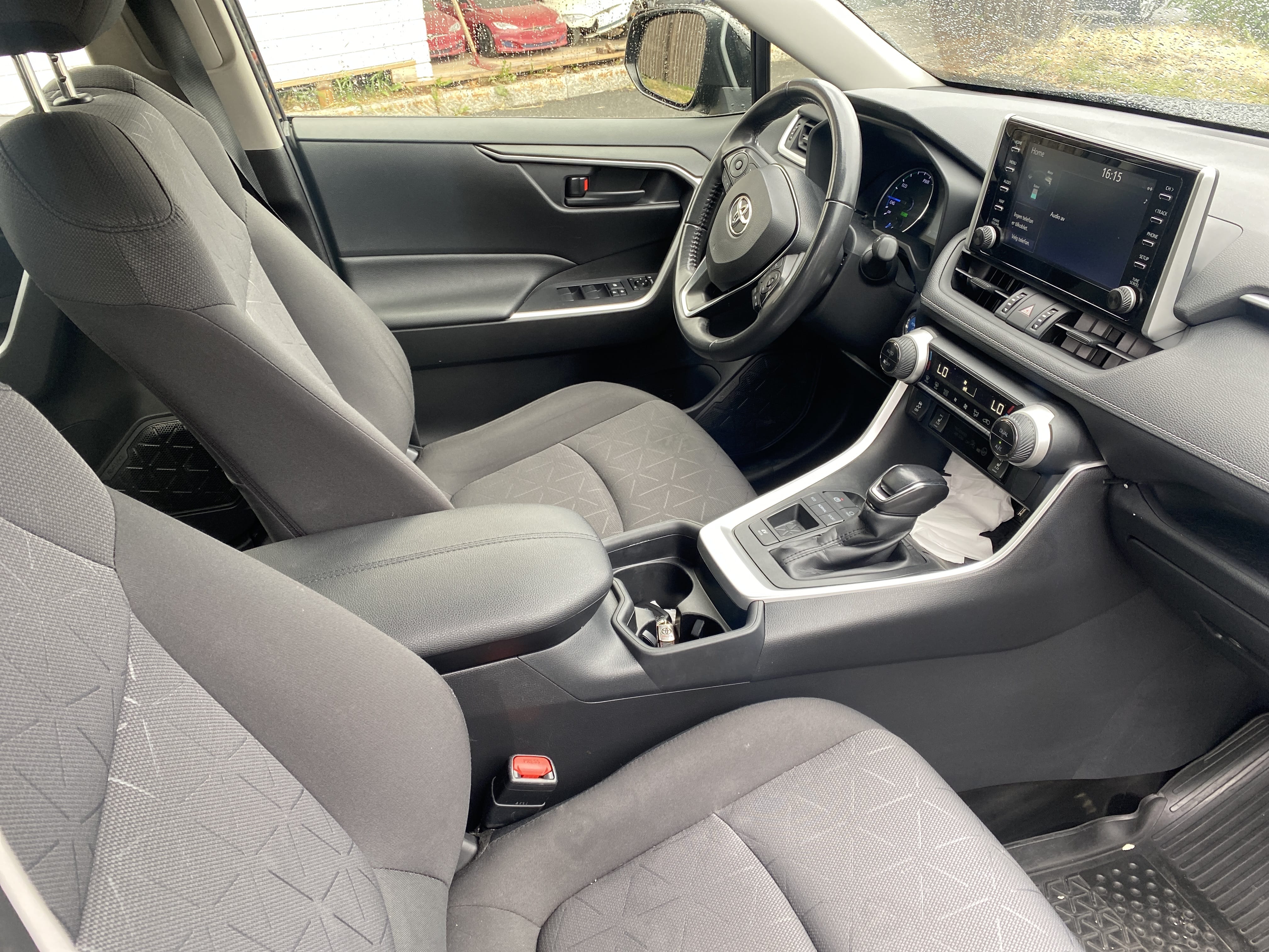 Toyota RAV 4 Hybrid with Baby seat
