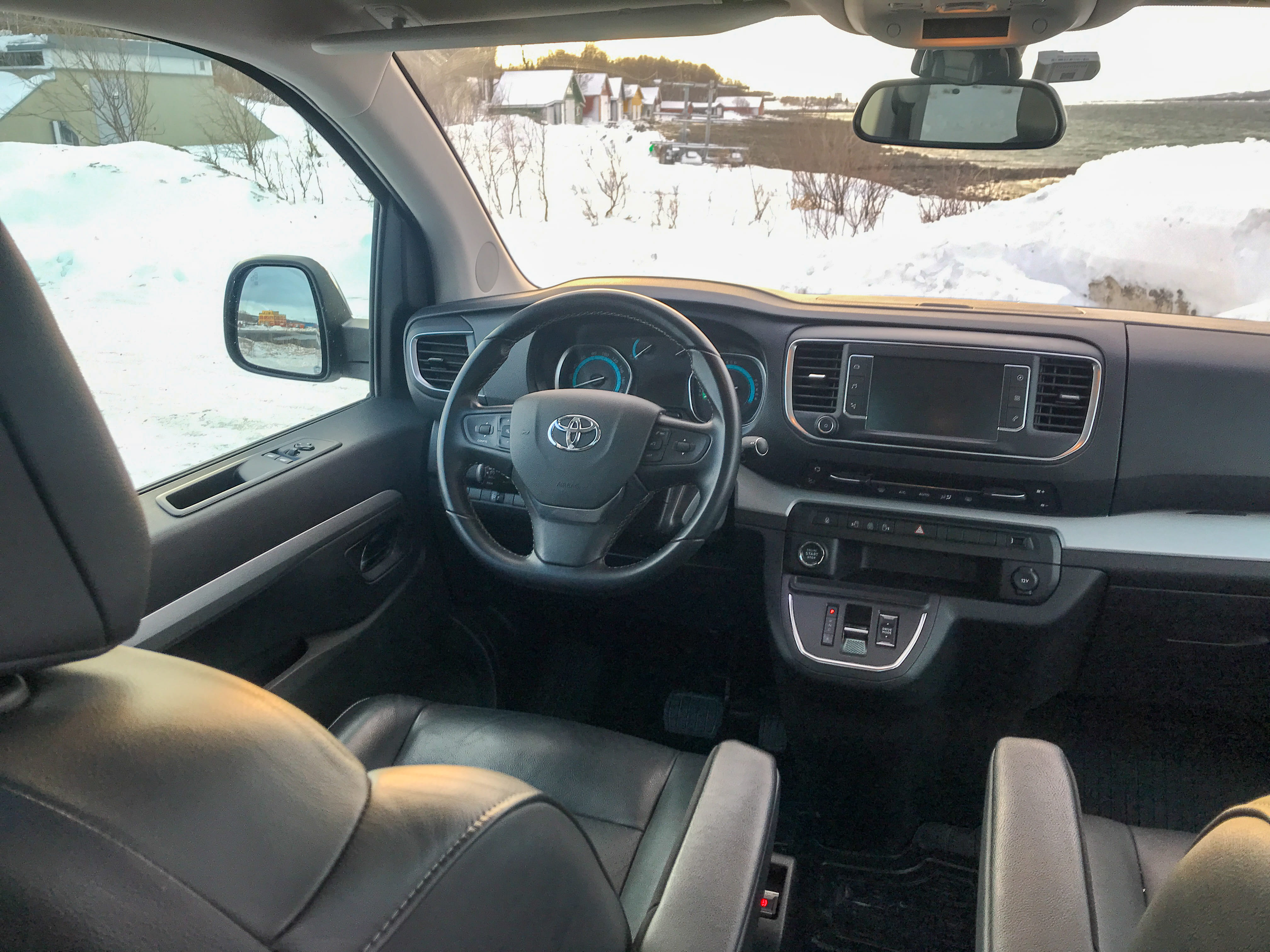 Toyota Proace Verso utvendig vask inkludert mit Navigationsgerät
