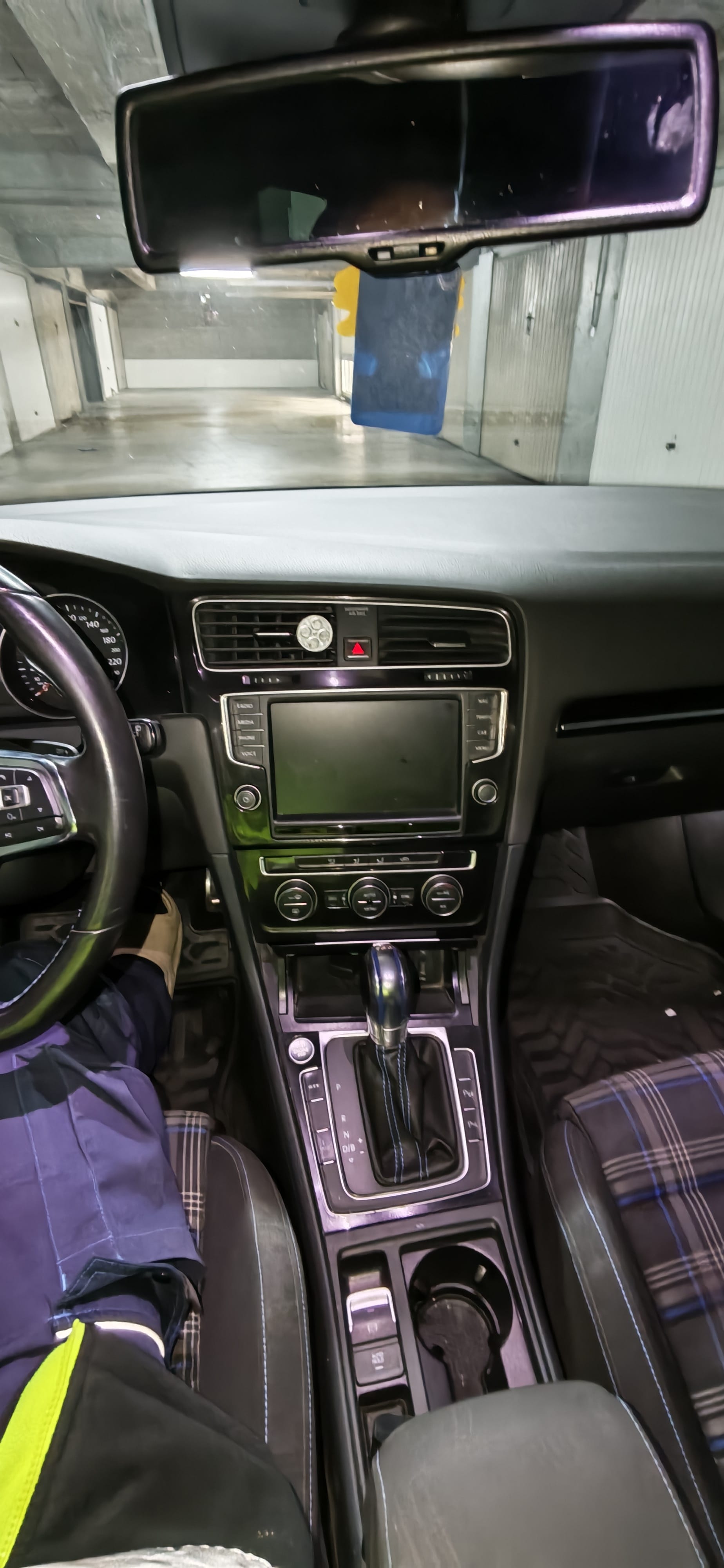 Volkswagen Golf GTE with Backup camera