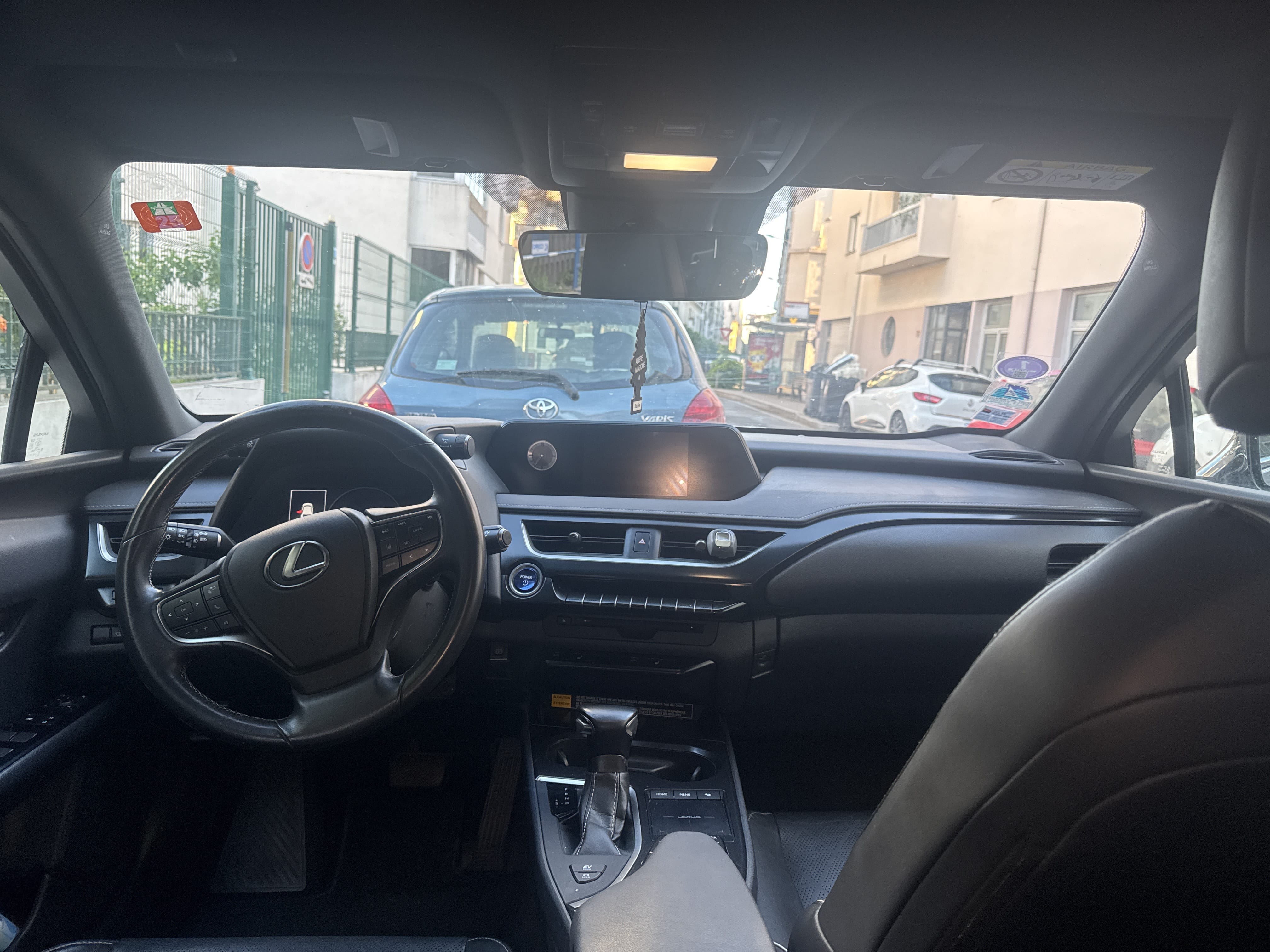 Lexus UX 250h avec GPS