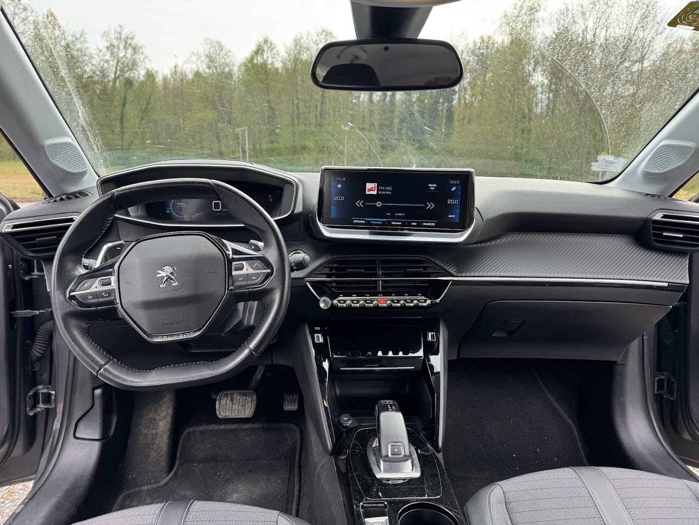 Peugeot 208 Ess BV Auto FW410WP avec Siège bébé