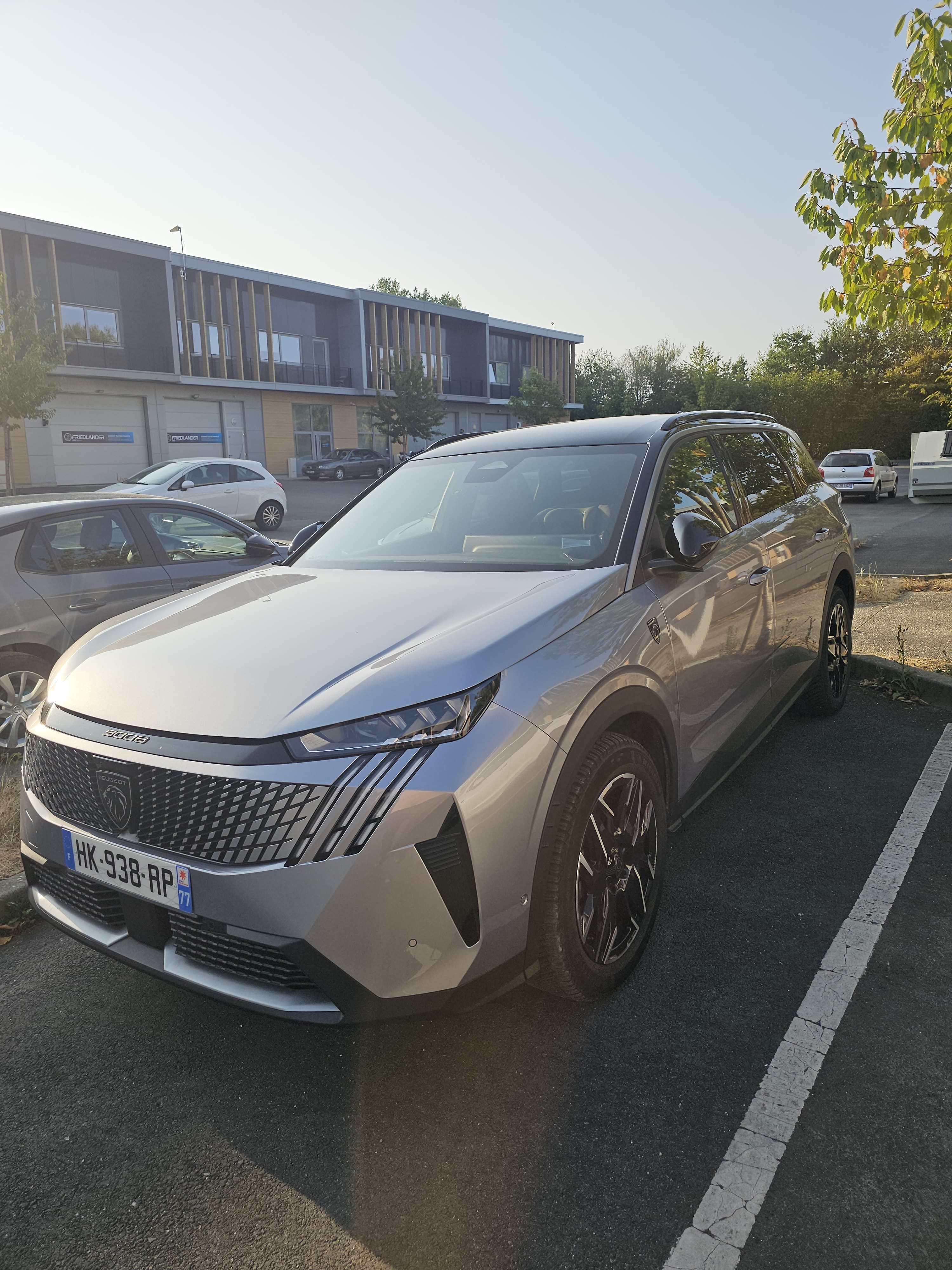 Peugeot 5008, 2026, Essence 98 / Électrique (hybride), automatique, 7 places