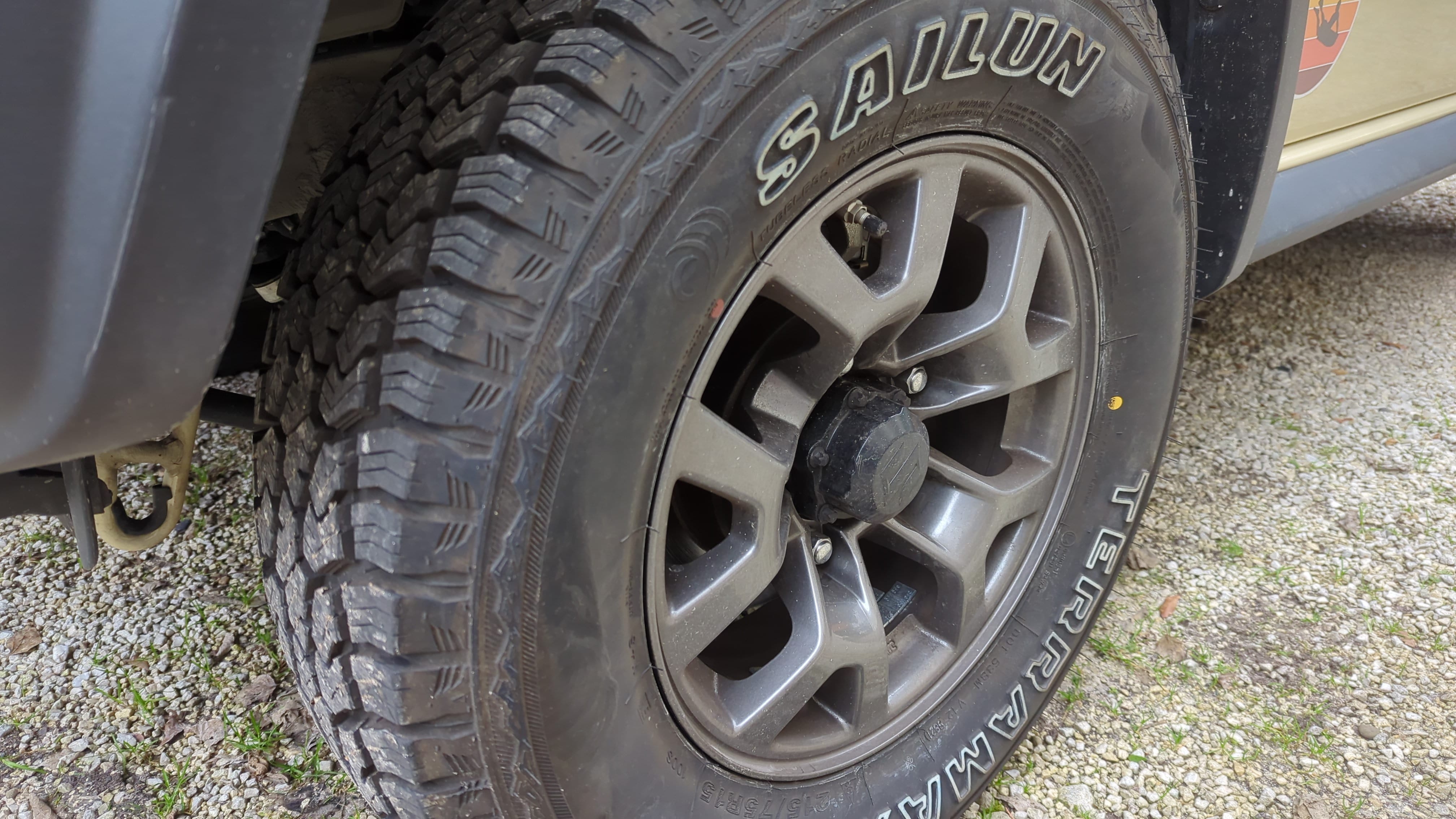 Suzuki Jimny 4x4 pneus neige galerie de toit 4 places avec Pneus neige