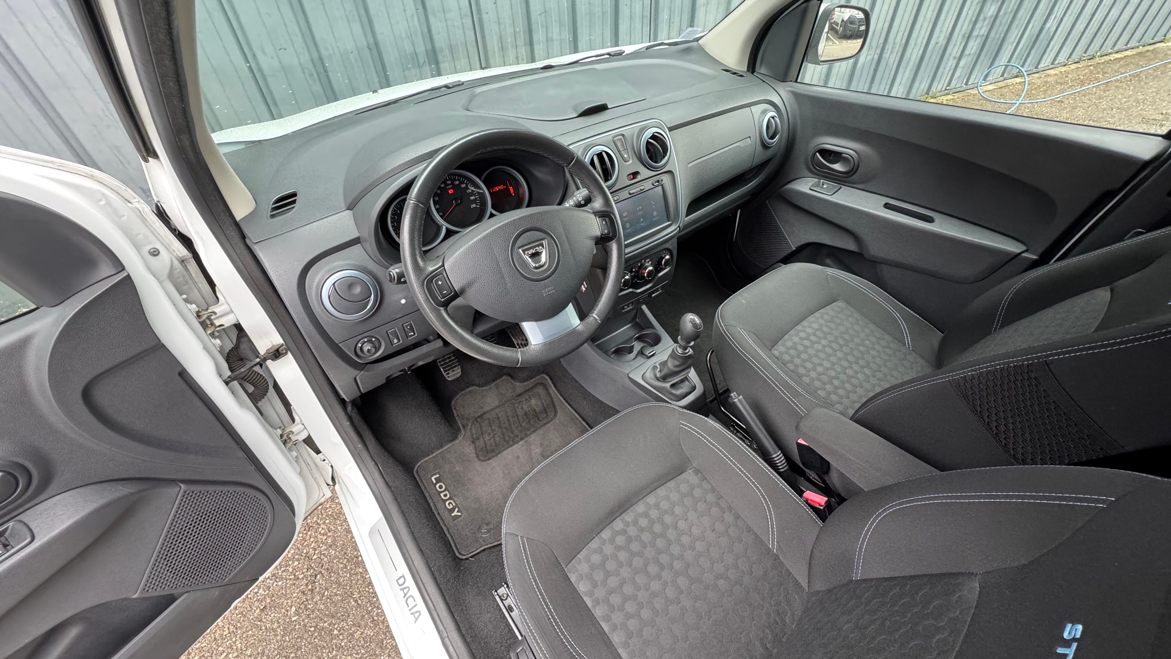 Dacia Lodgy Stepway 7 places 1.5 dCi 110cv PORTE VÉLO + ATTELAGE avec Entrée audio / iPod