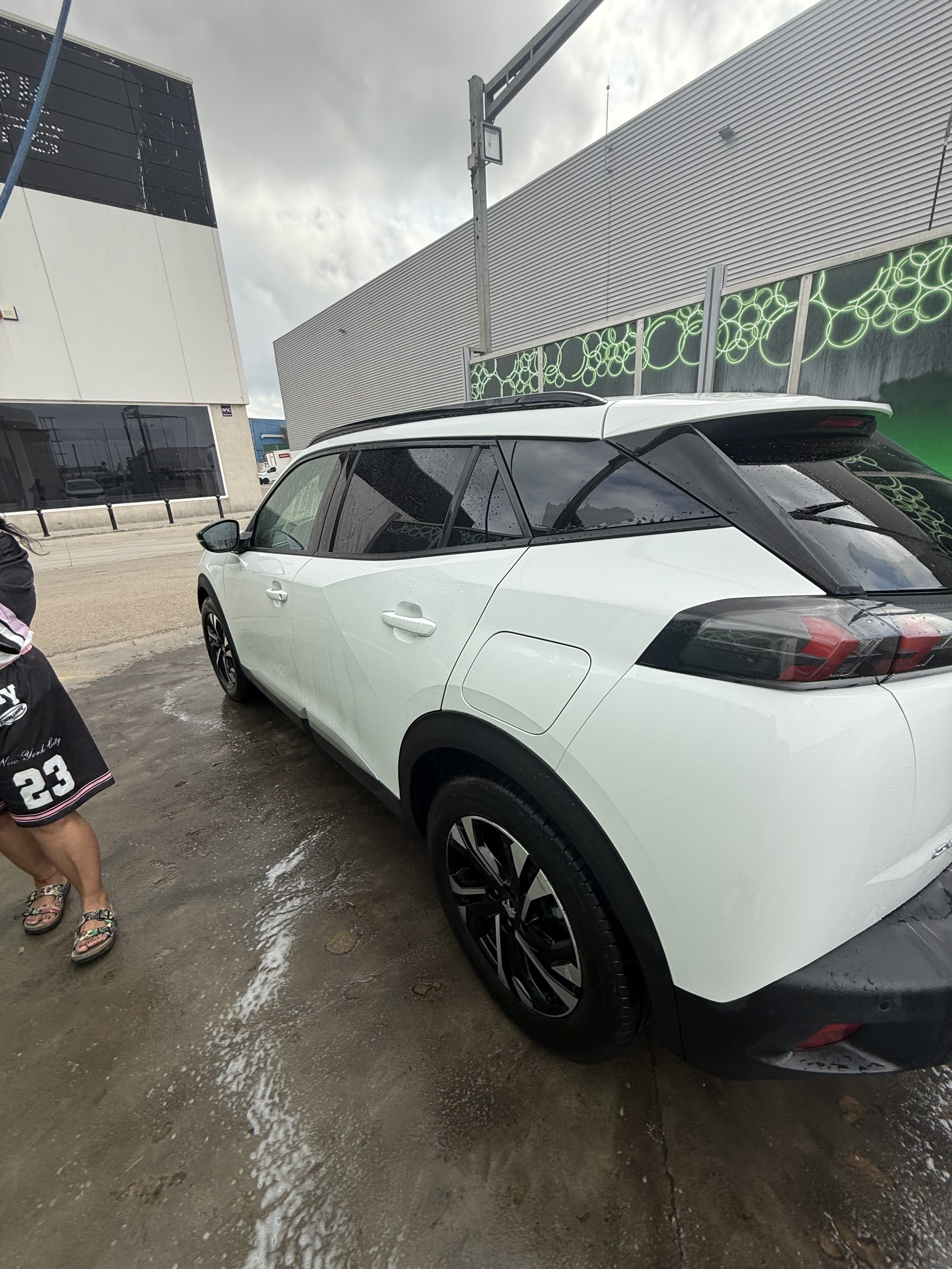 Peugeot e-2008 con Control de velocidad