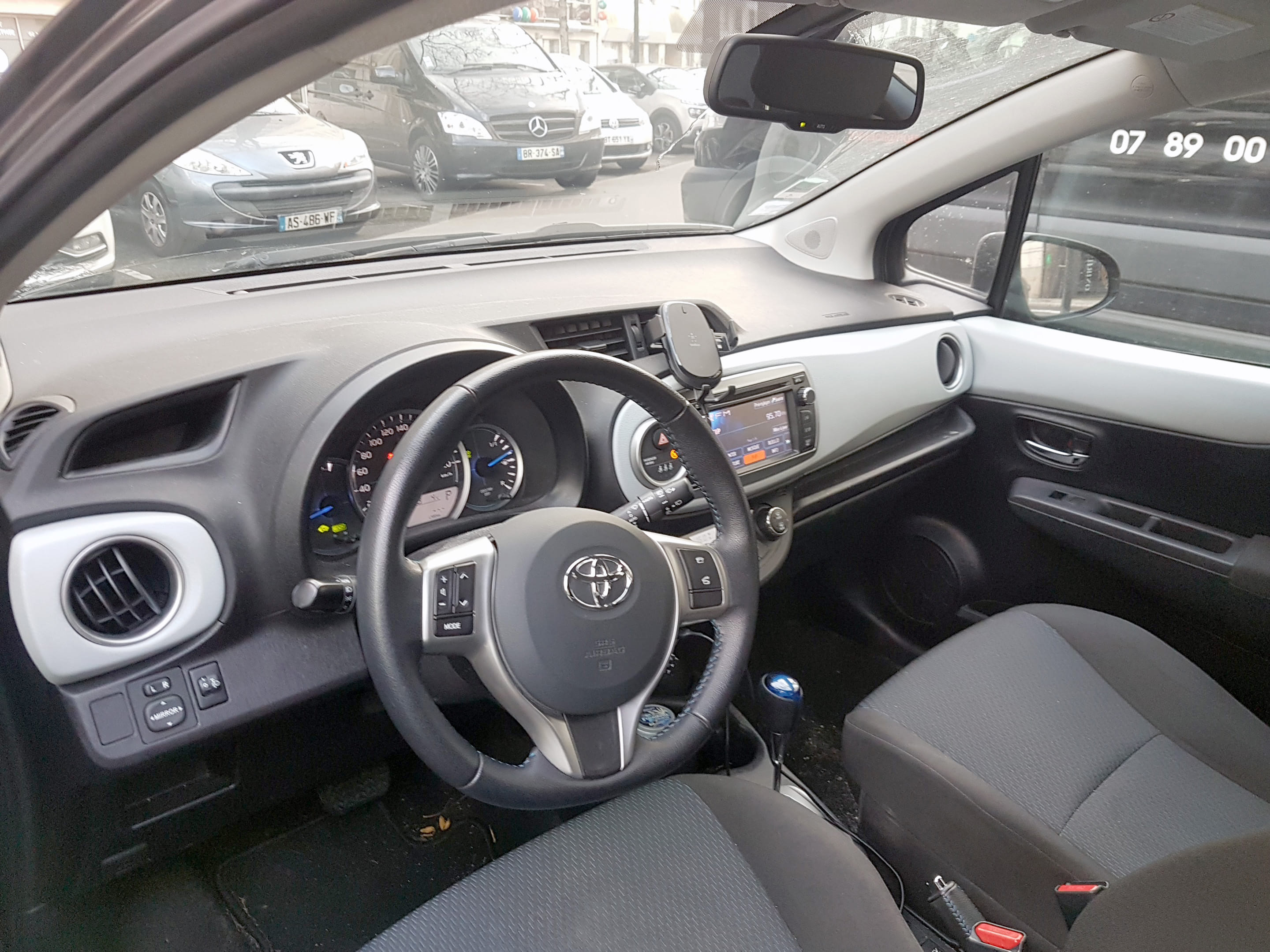 Toyota Yaris Hybride mit Navigationsgerät