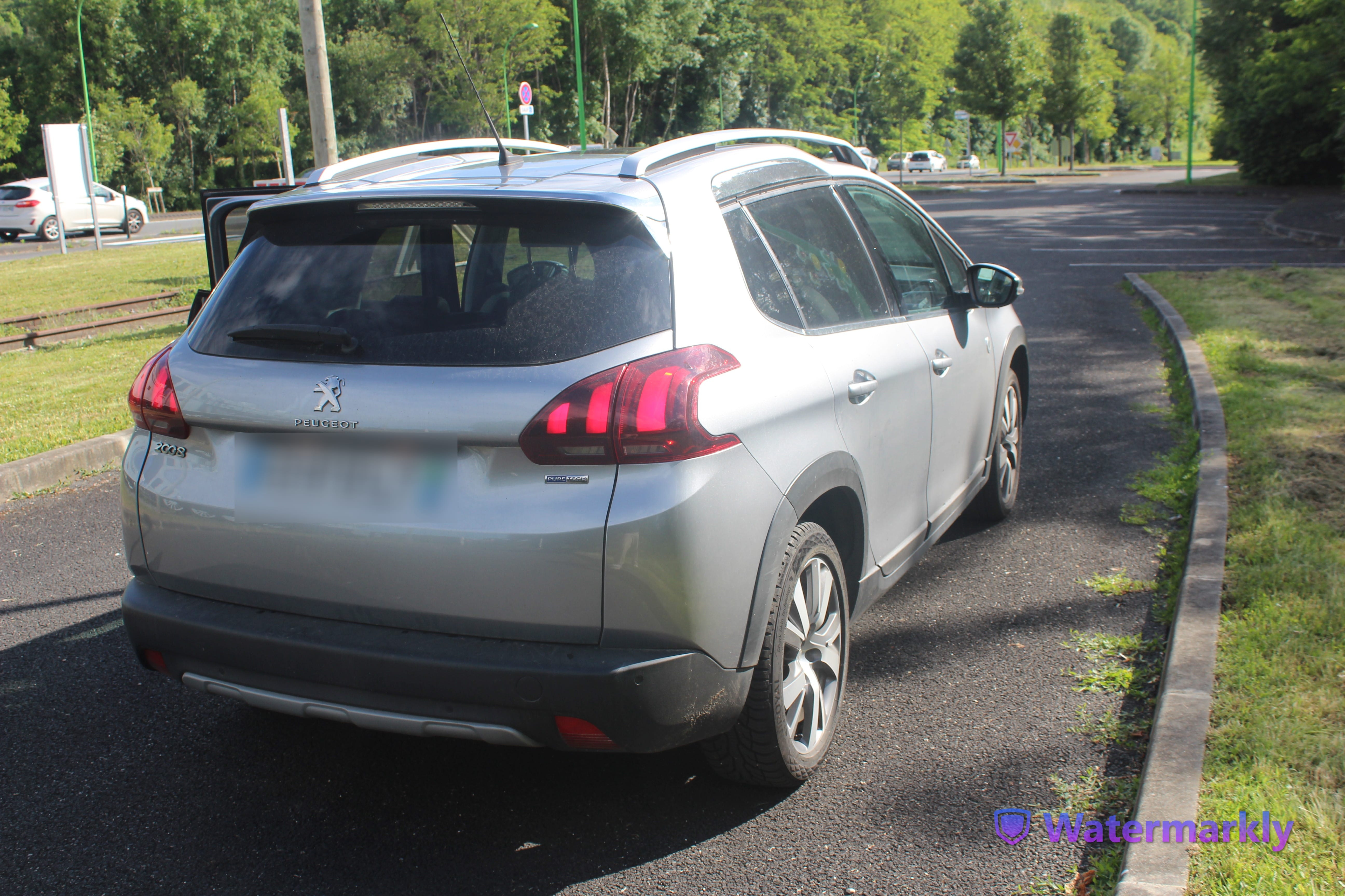 Peugeot 2008  SUV familial – spacieux, confortable & tout équipé avec Climatisation