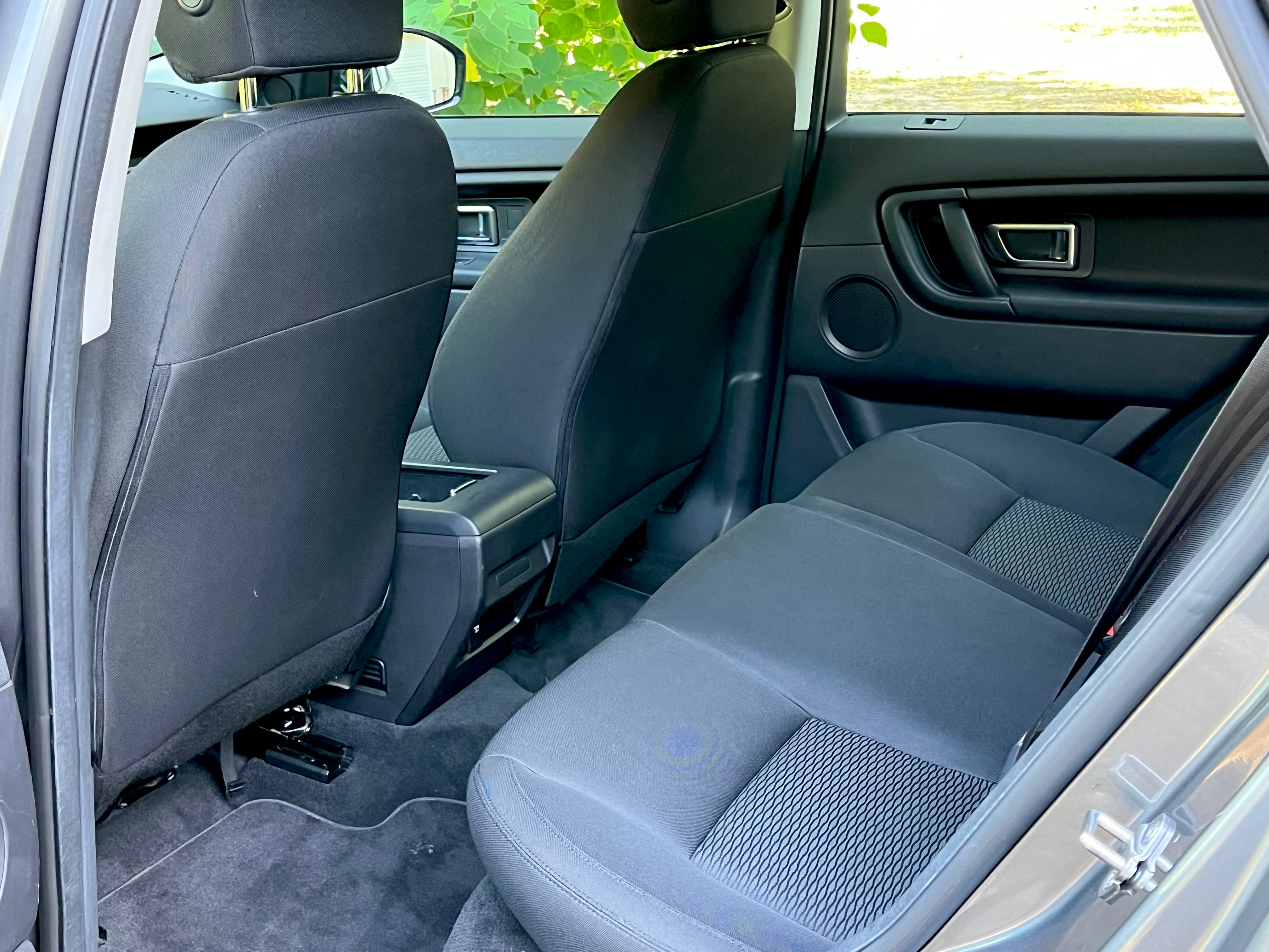Land-Rover Discovery Sport SE with Car radio