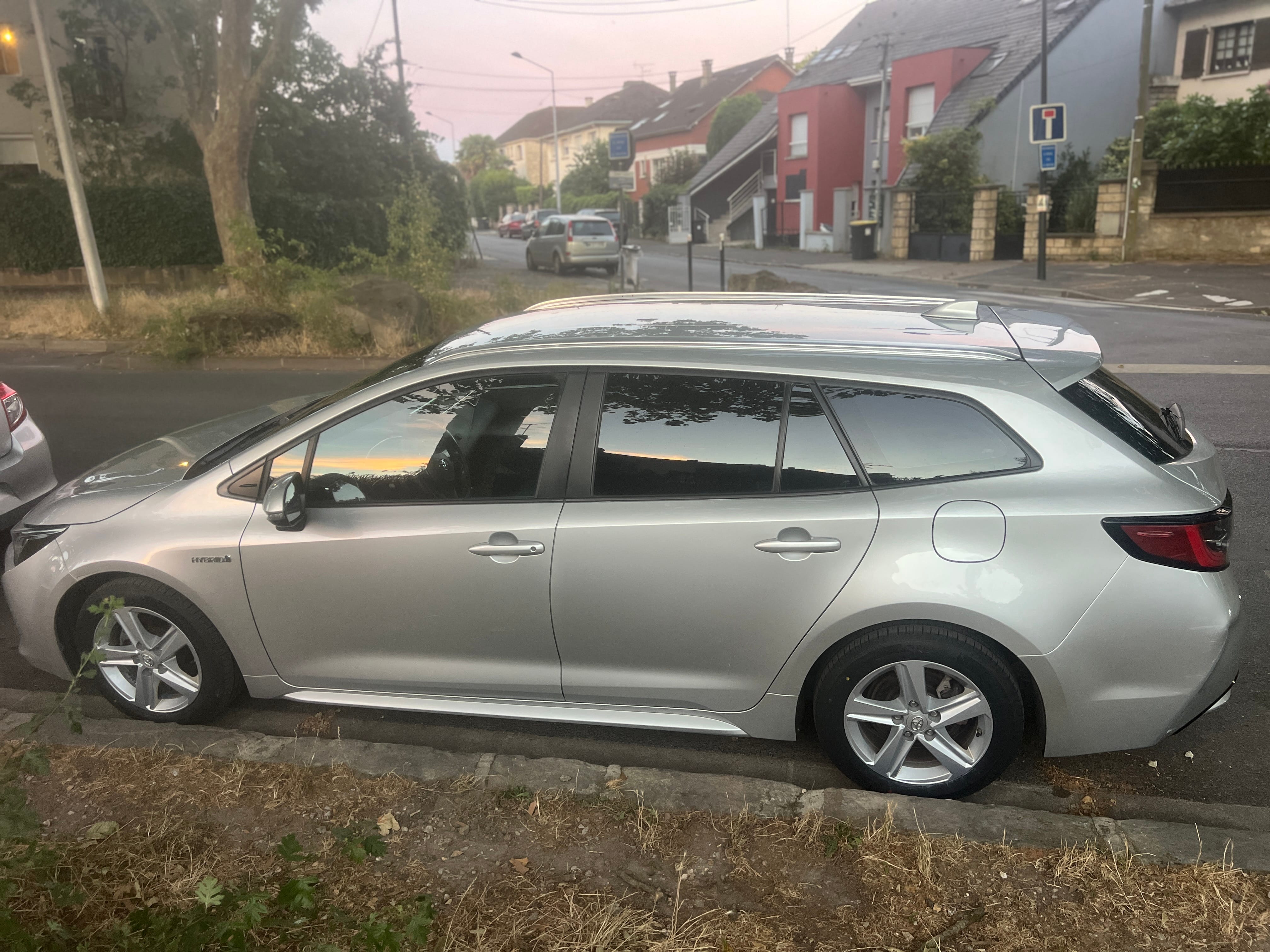 Toyota Corolla, 2021, Essence 95 / Électrique (hybride), automatique
