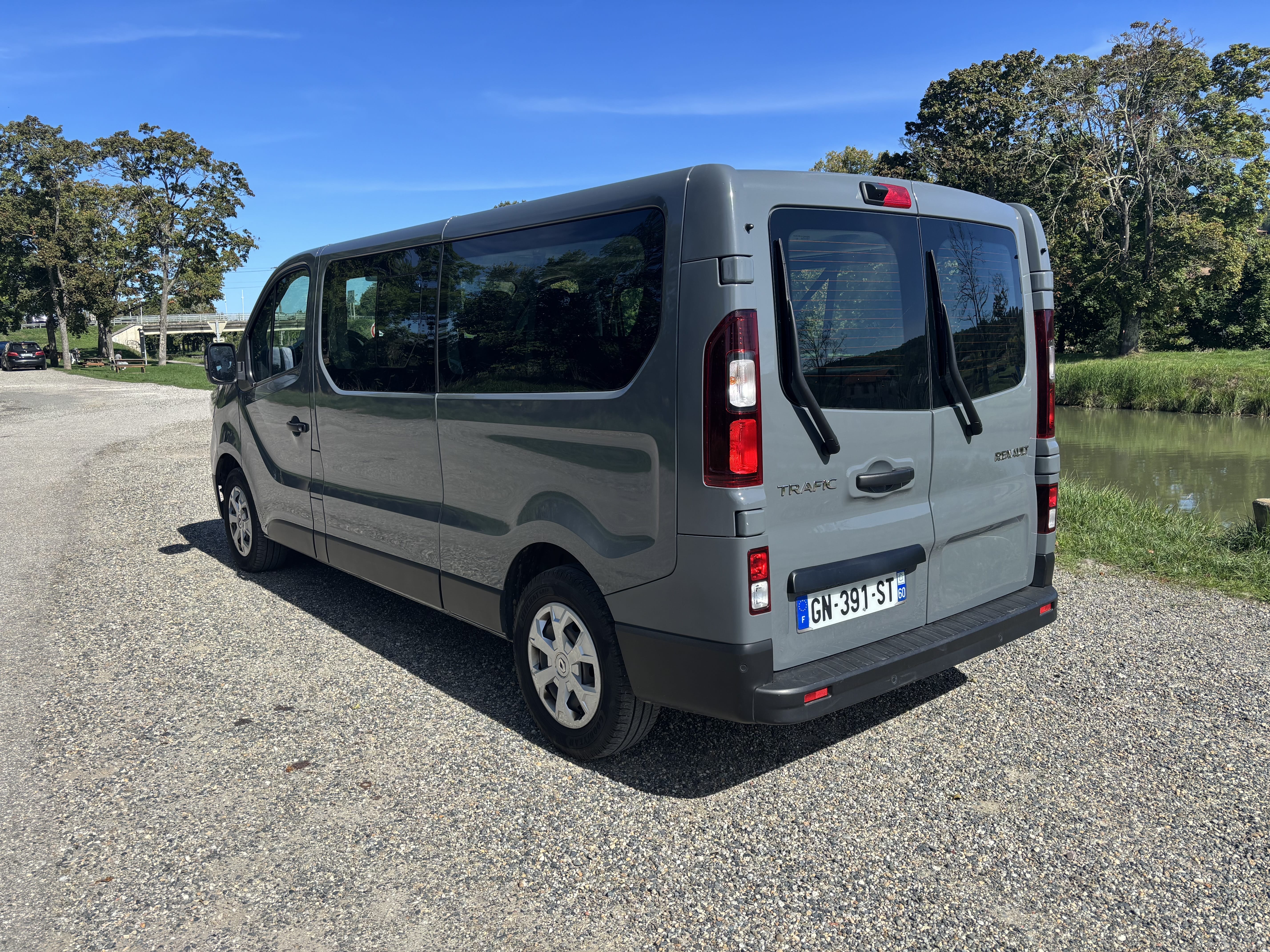 Renault Trafic Passenger 9 places - AEROPORT TOULOUSE-BLAGNAC avec GPS