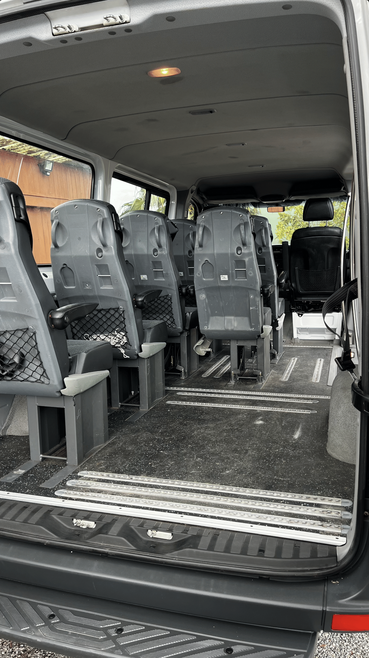 Mercedes-Benz Sprinter Combi Mini bus 8 places spacieux (accès handicapé). avec Entrée audio / iPod