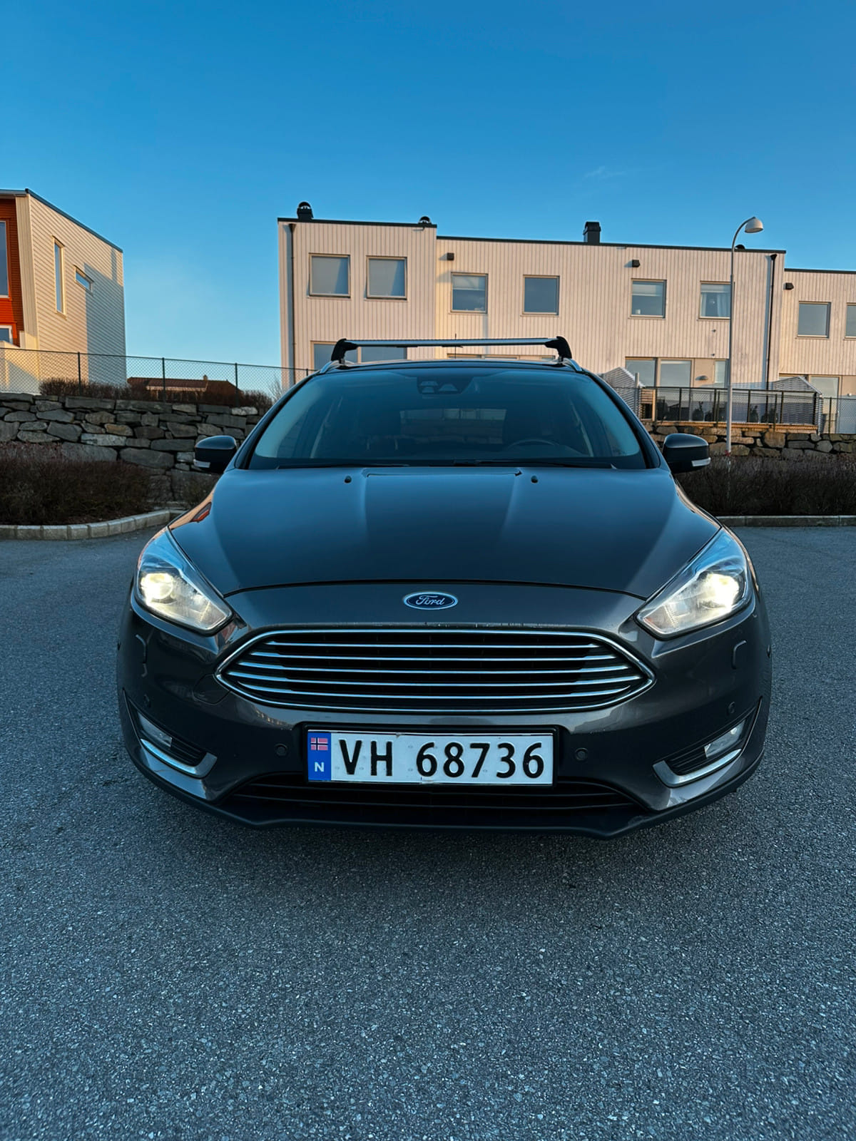 Ford Focus Estate/Kombi 125HP EcoBoost with Thule RoofBox with Car radio