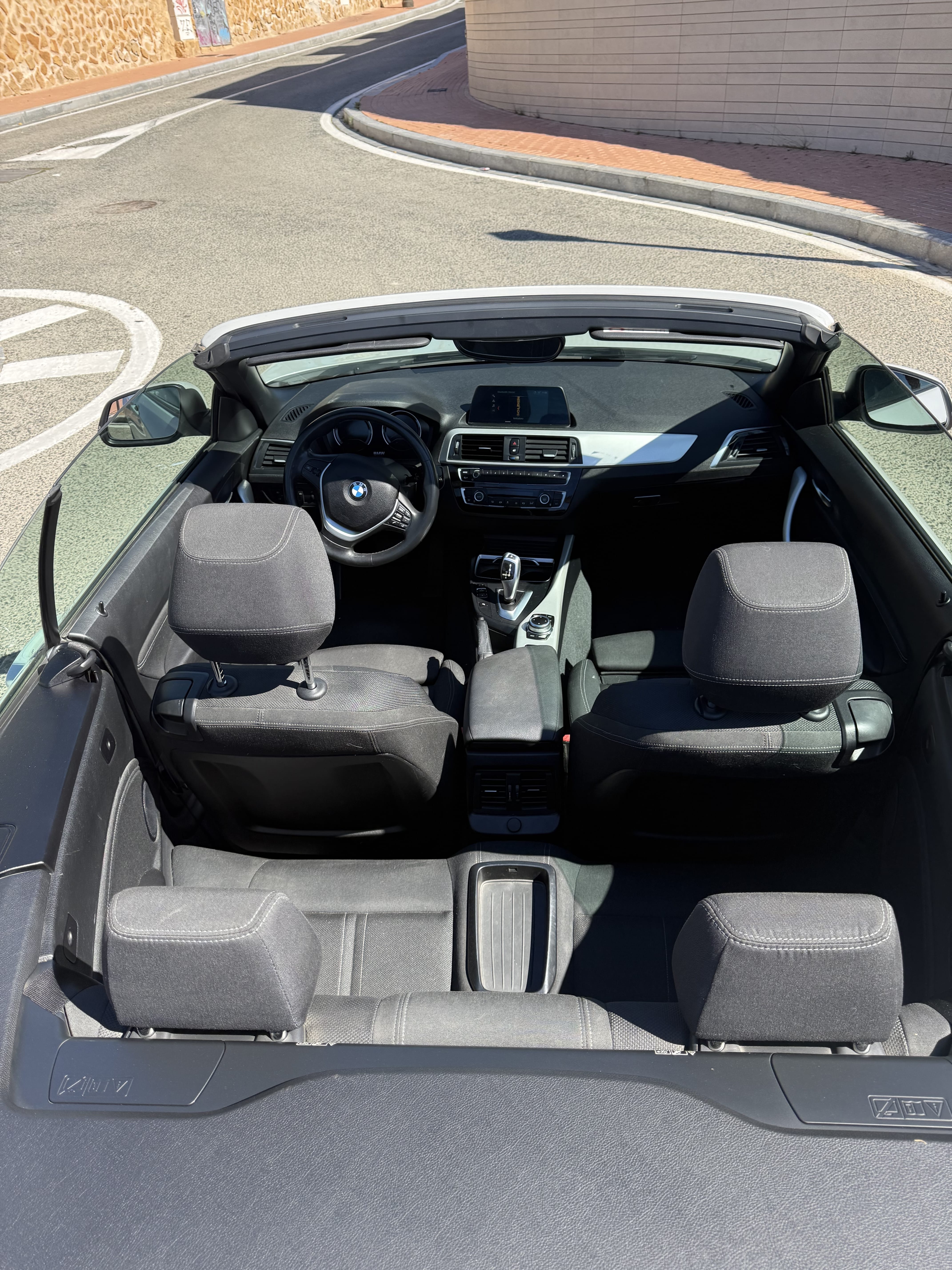 BMW Serie 2 Cabrio mit Navigationsgerät