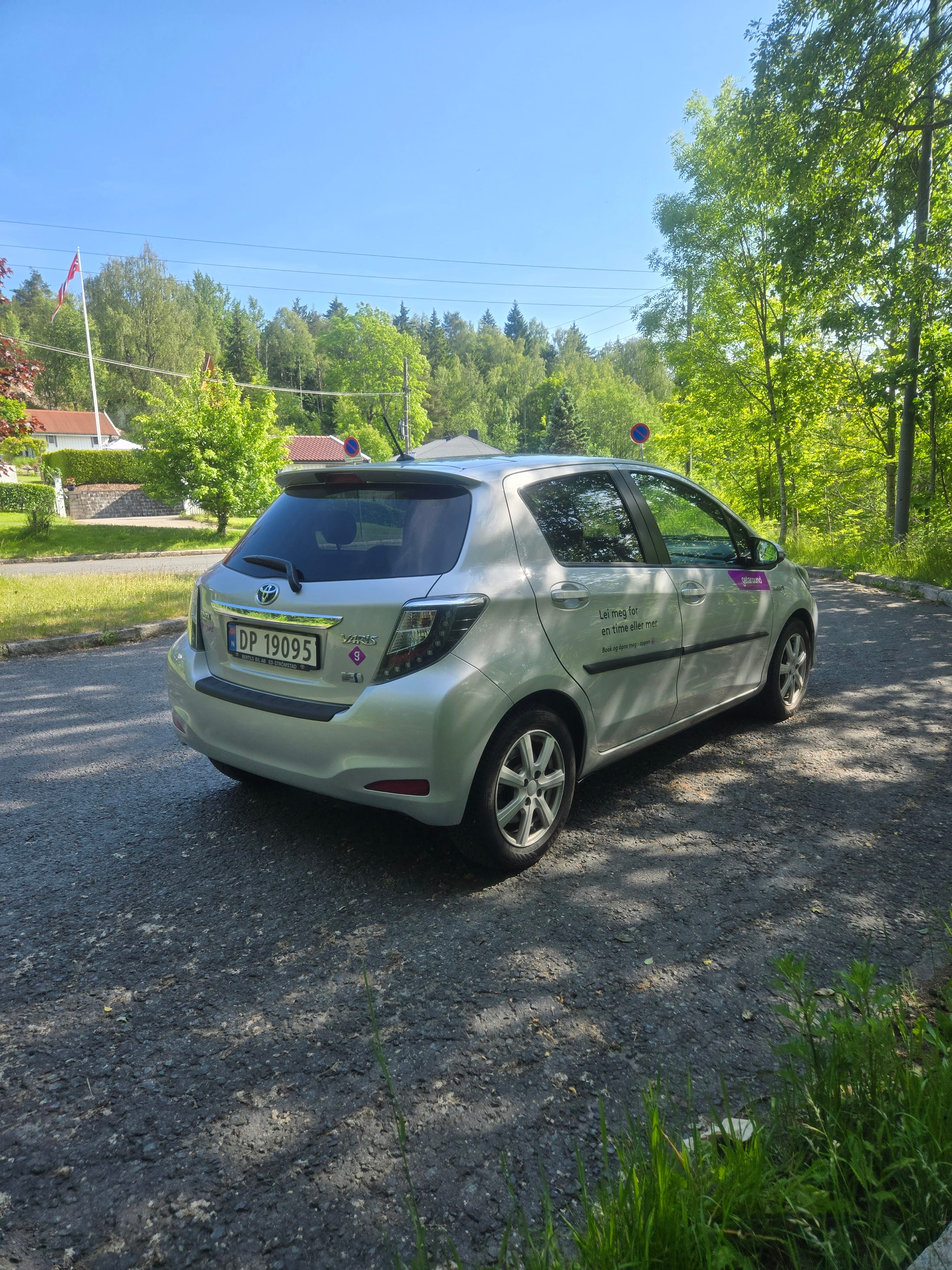 Toyota Yaris Hybrid 1,5 Bensin/Hybrid m/ Automatgir, inkludert BEBOERKORT SONE parkering med GPS