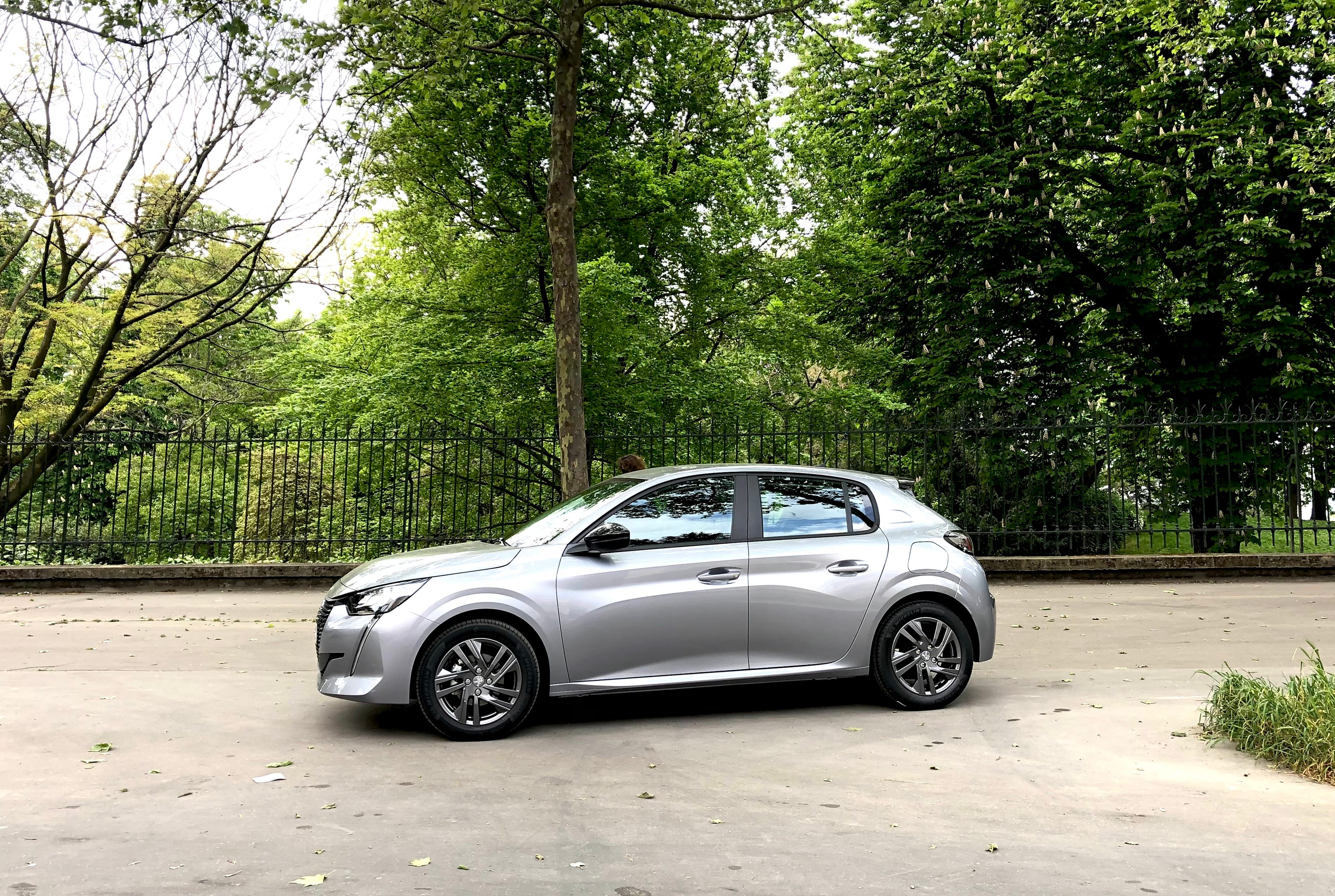 Peugeot 208 GE895 avec GPS