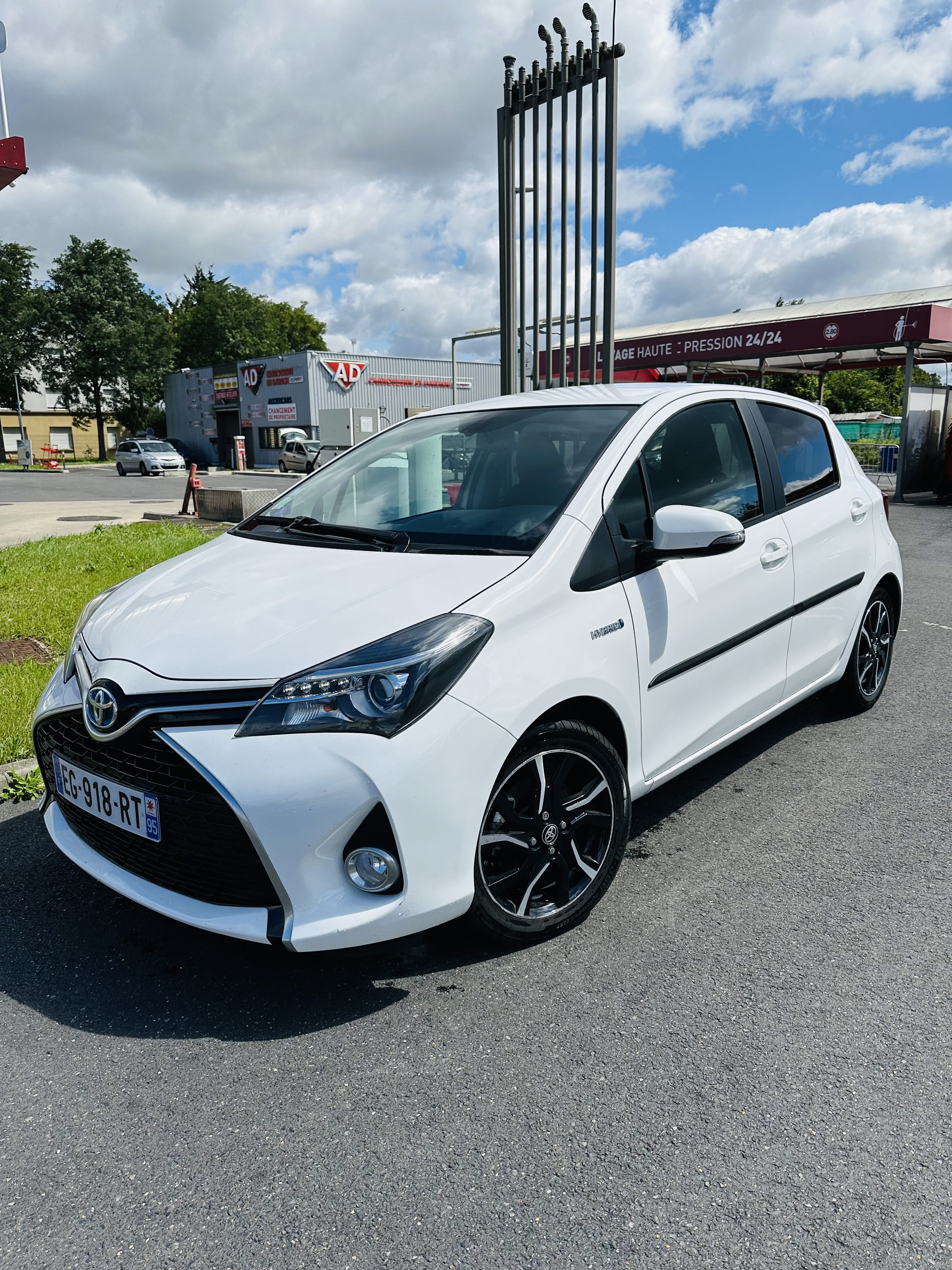 Toyota Yaris, 2016, Essence 95 / Électrique (hybride), automatique