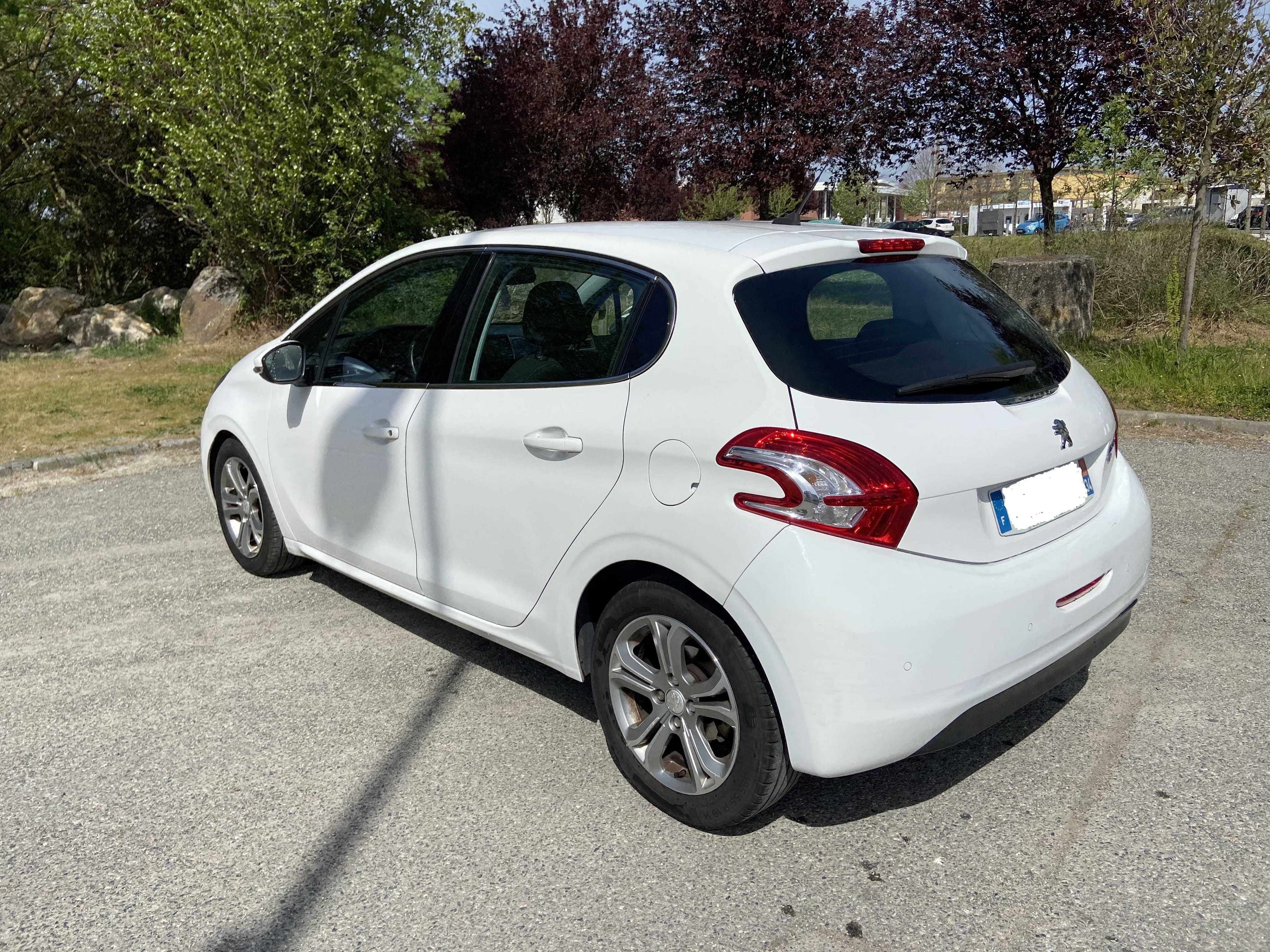 Peugeot 208 (CJ256GD) met Audio- / iPod-ingang
