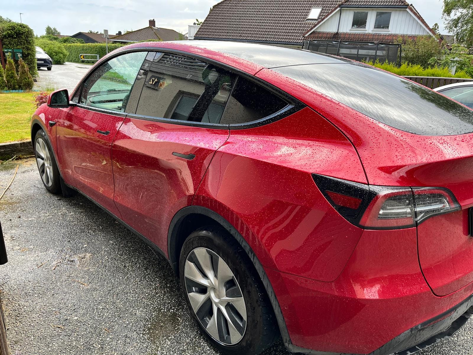 Tesla Model Y med GPS