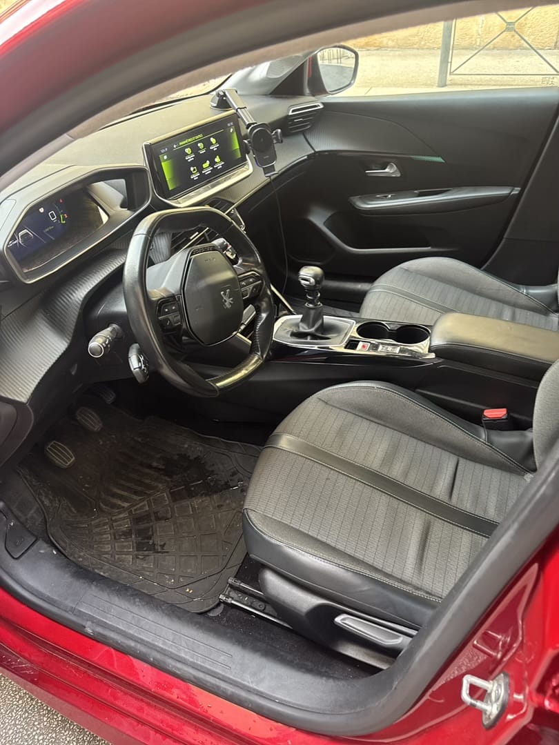 Peugeot 208 avec Apple CarPlay