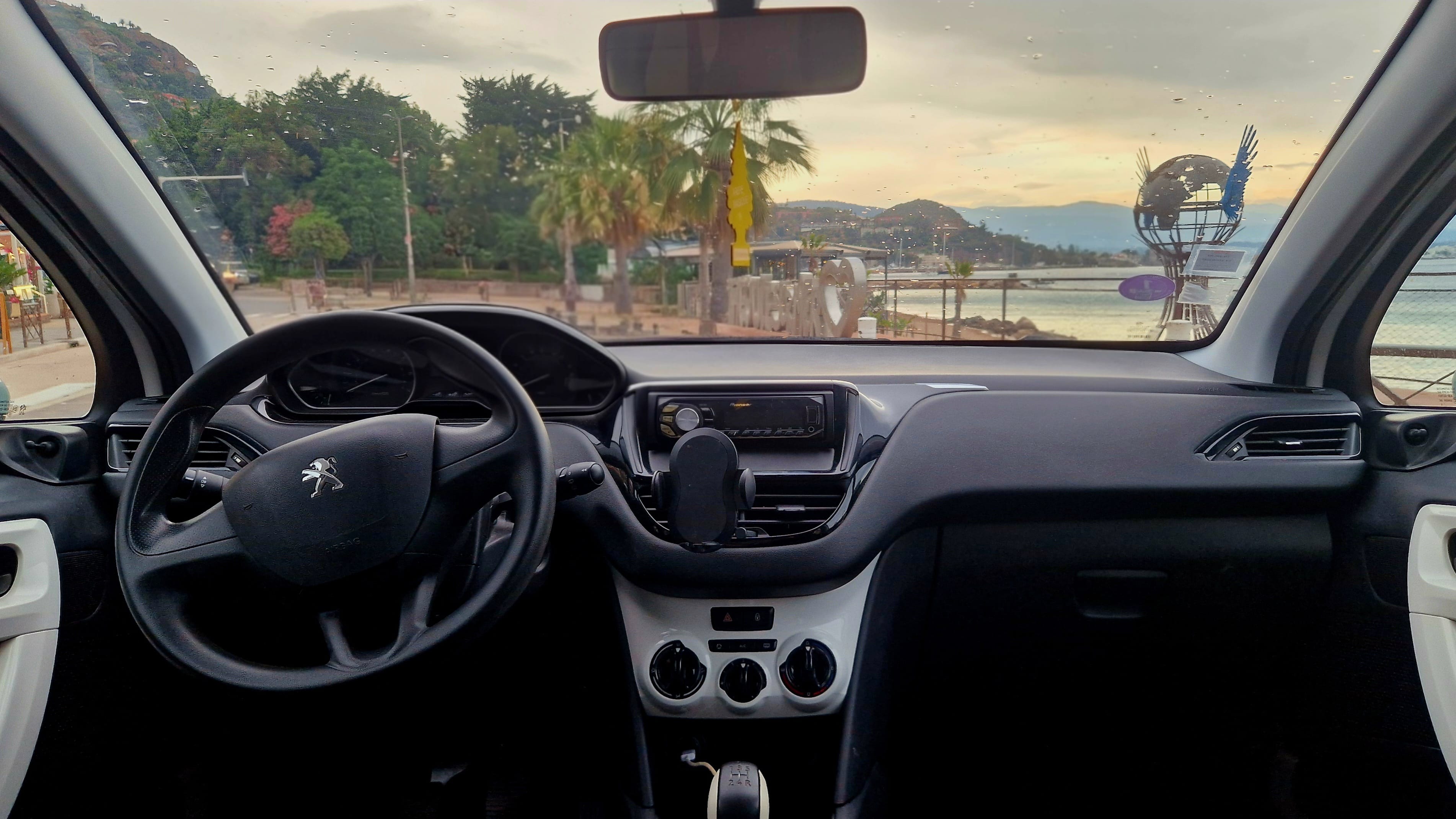 Peugeot 208 - Cannes avec Siège bébé