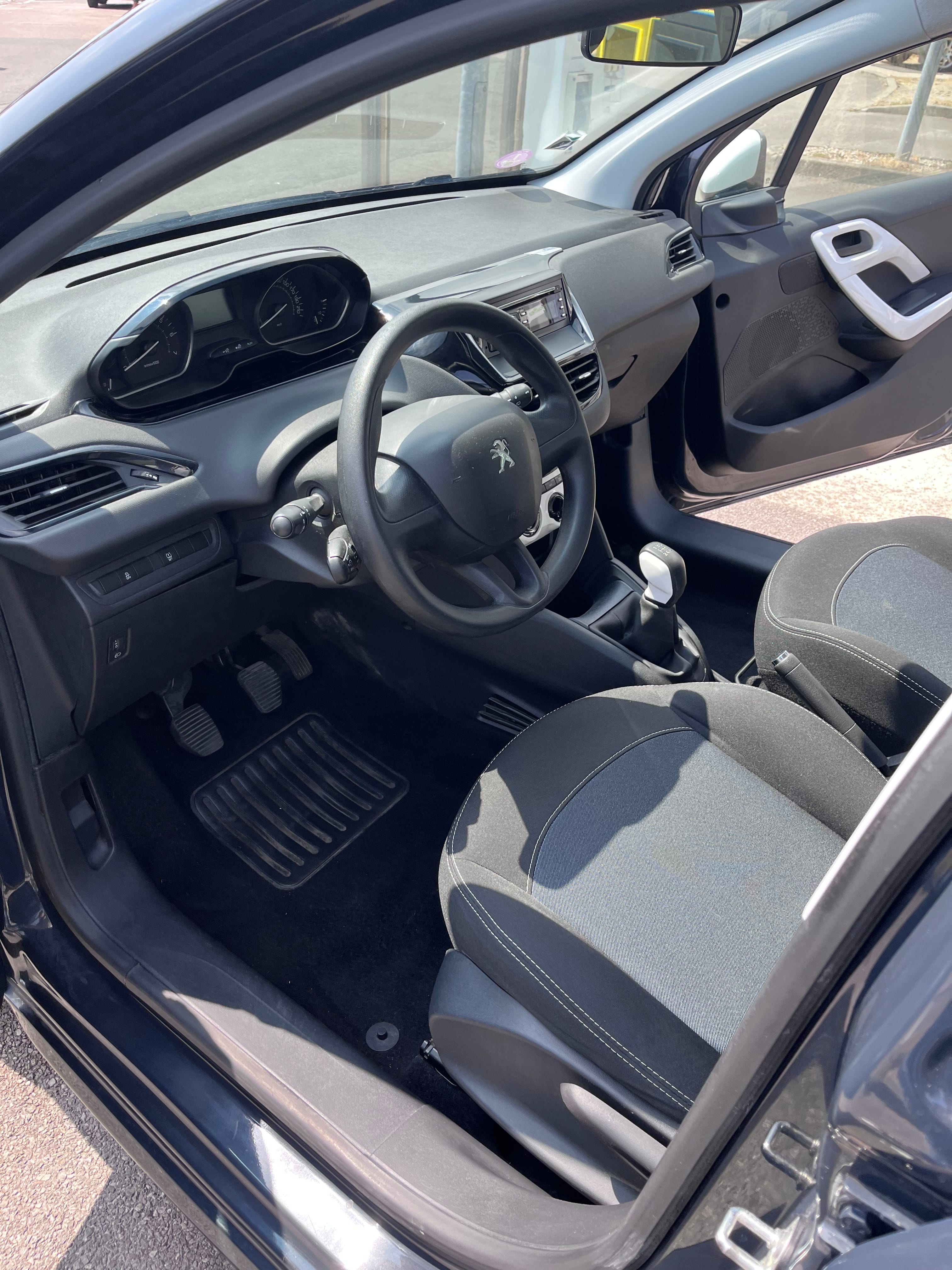 Peugeot 208 avec Autoradio
