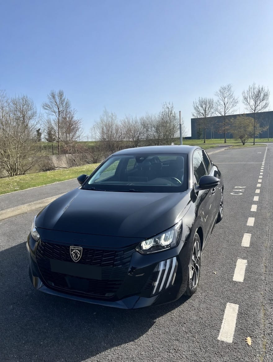 Peugeot 208, 2024, Essence 95 / Électrique (hybride), automatique