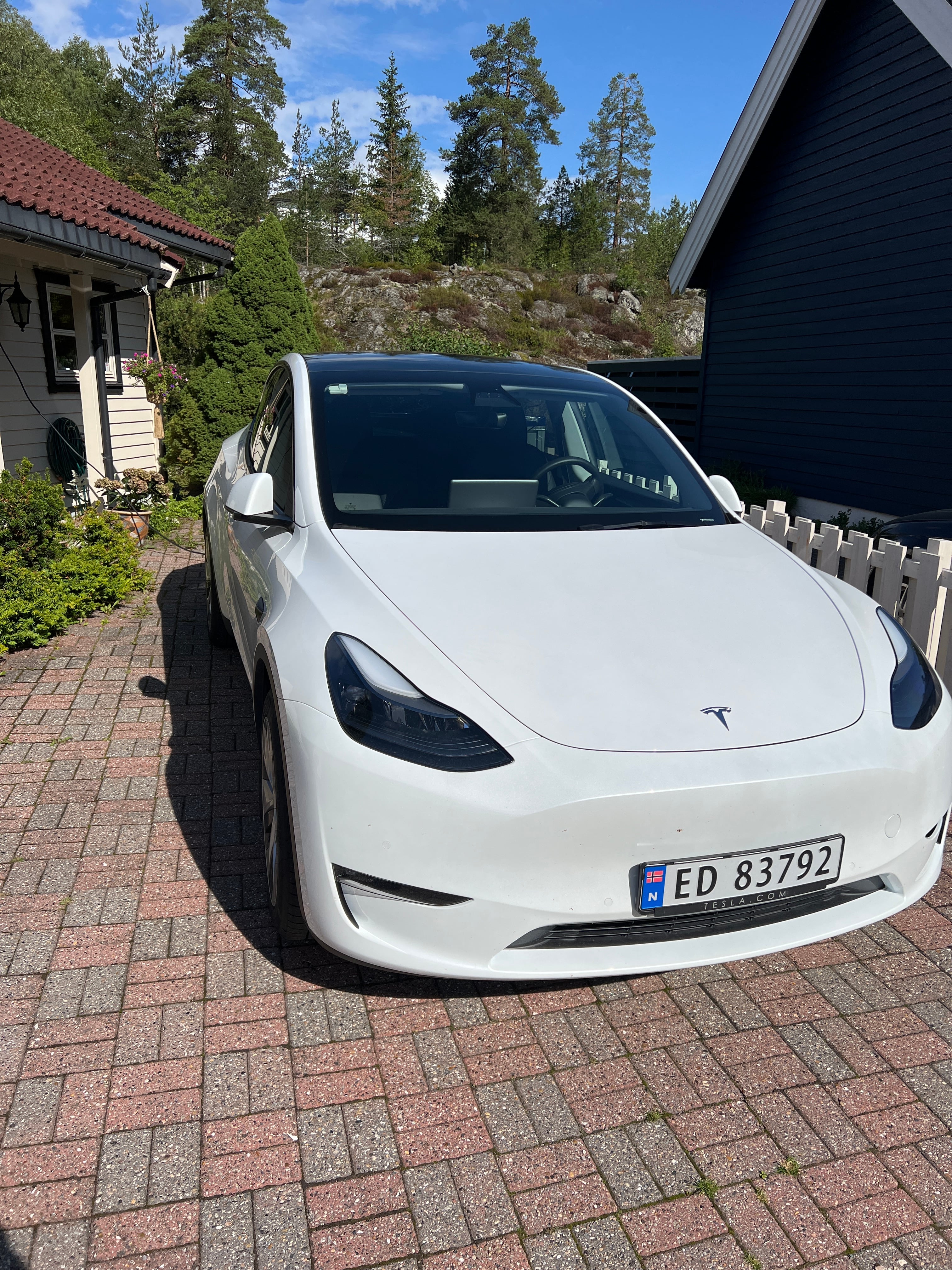Tesla Model Y med GPS