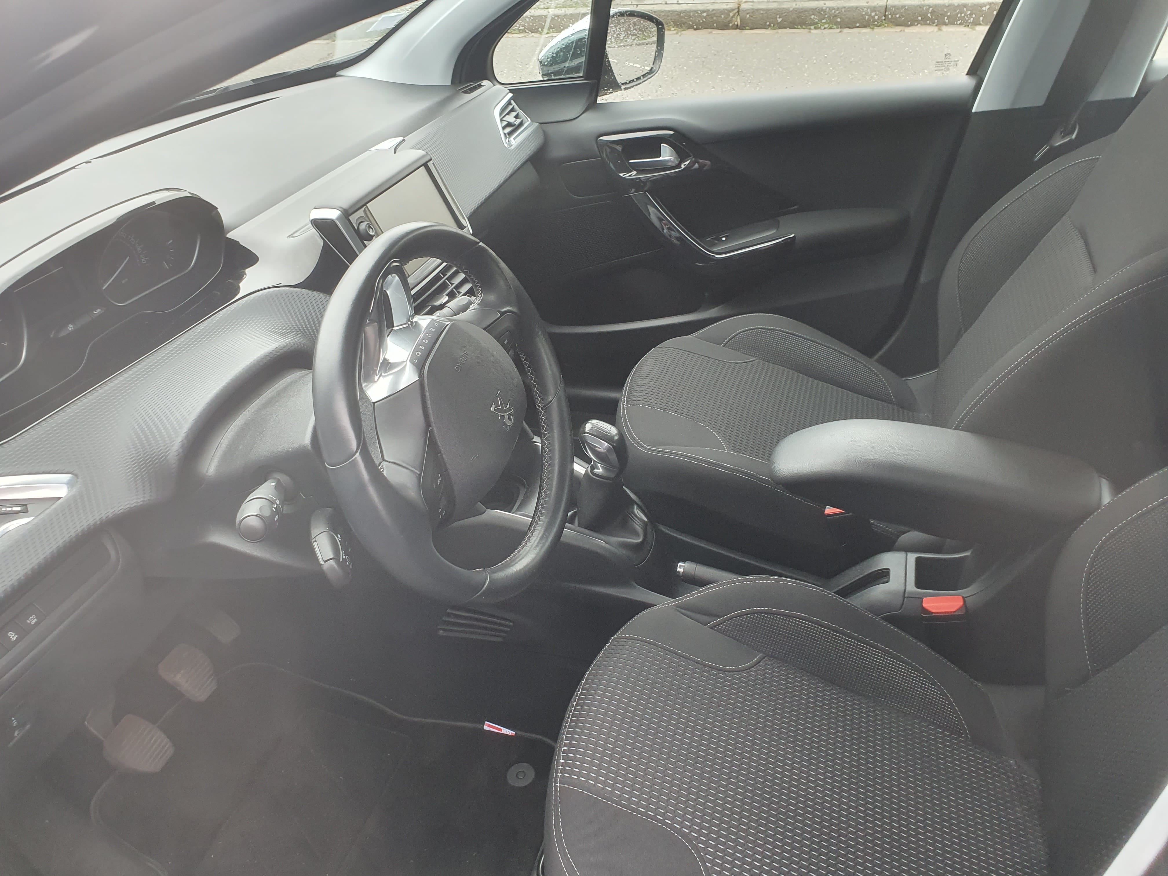 Peugeot 208 Allure essence avec GPS