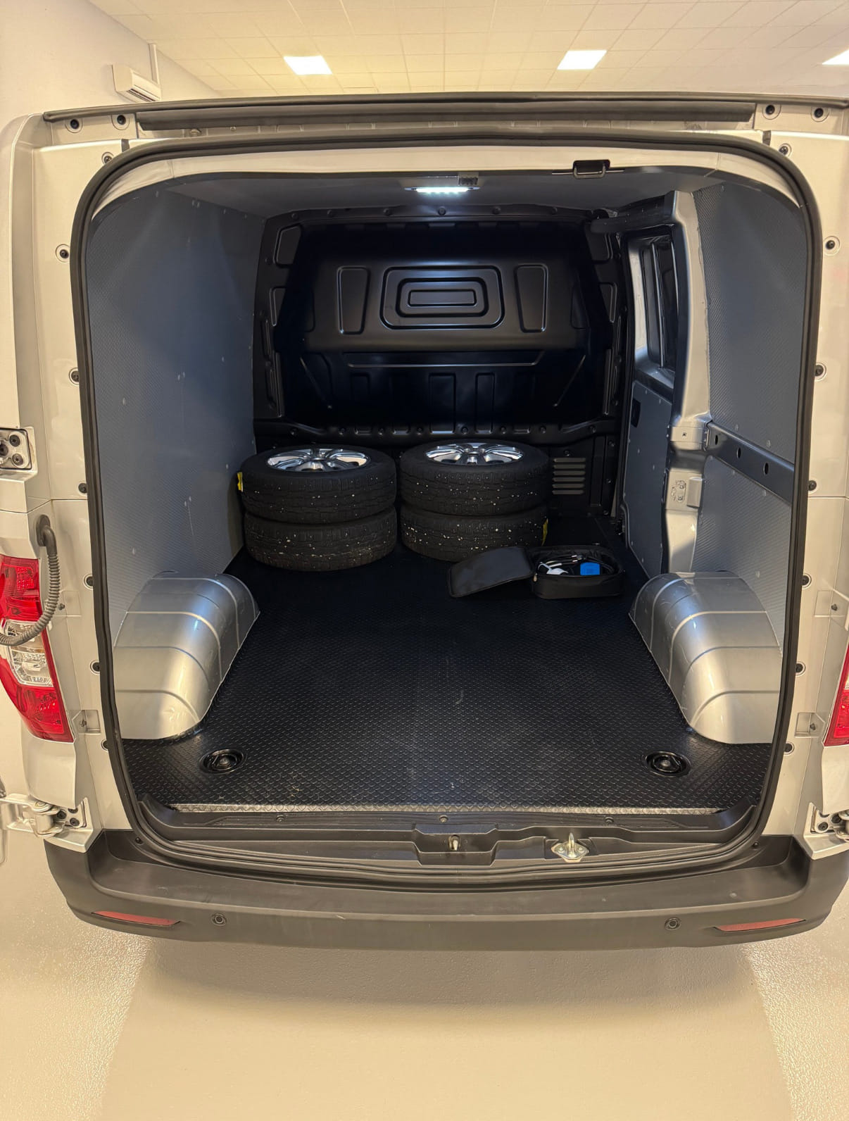 Maxus eDeliver 3 with Bluetooth audio