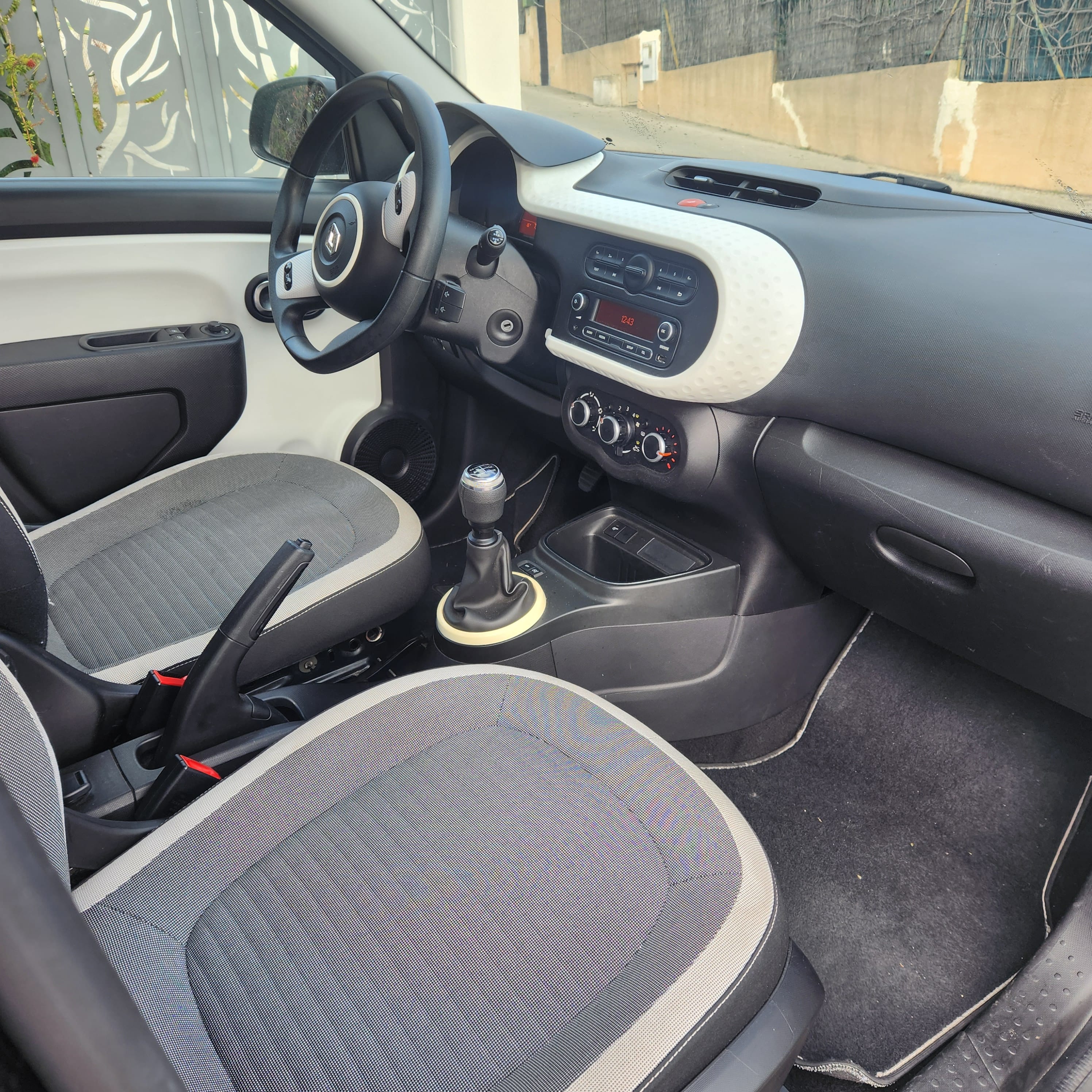 Renault Twingo III Phase 2 - 75 cv Noire avec Entrée audio / iPod