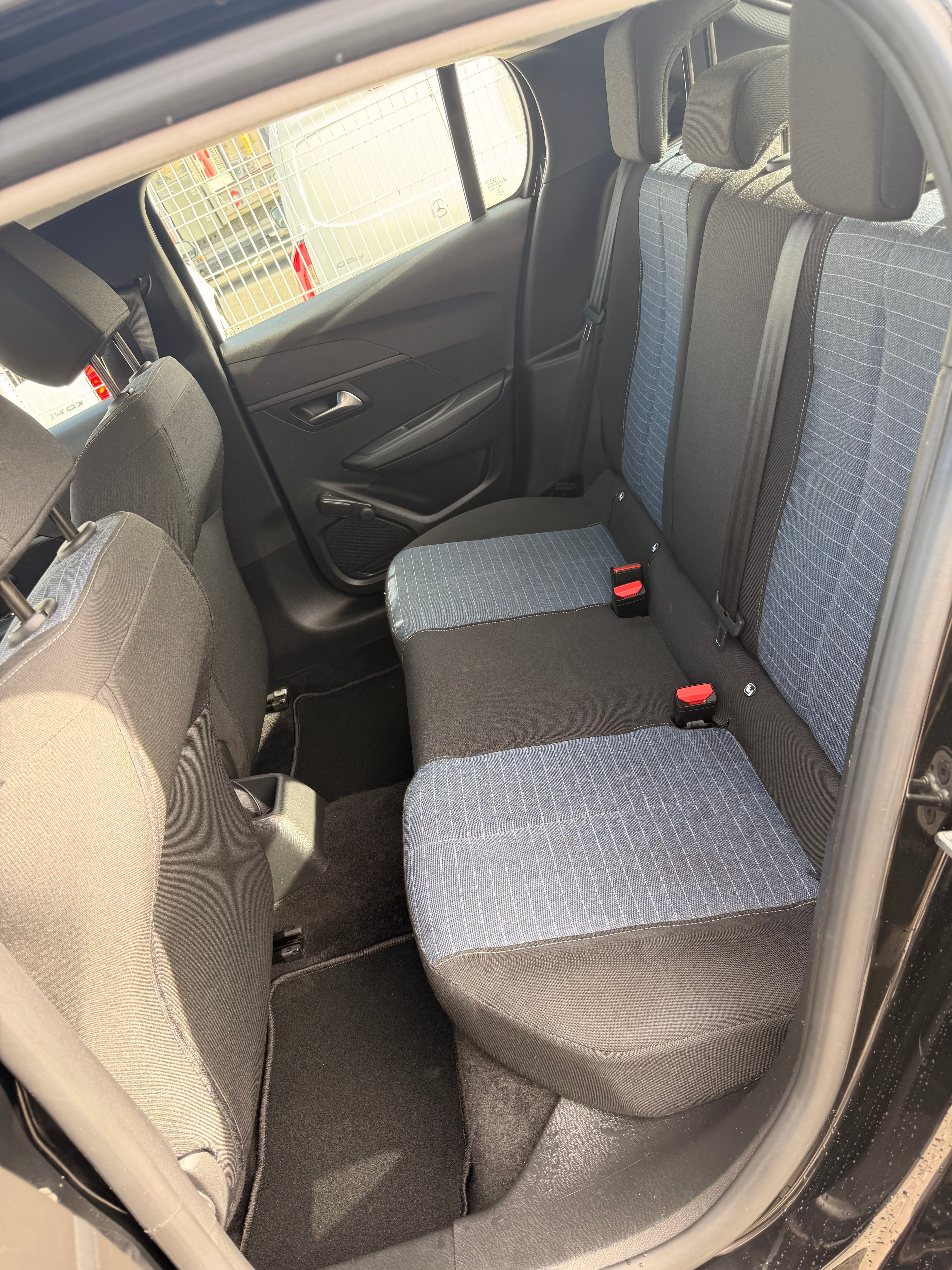 Peugeot 208 with Car radio