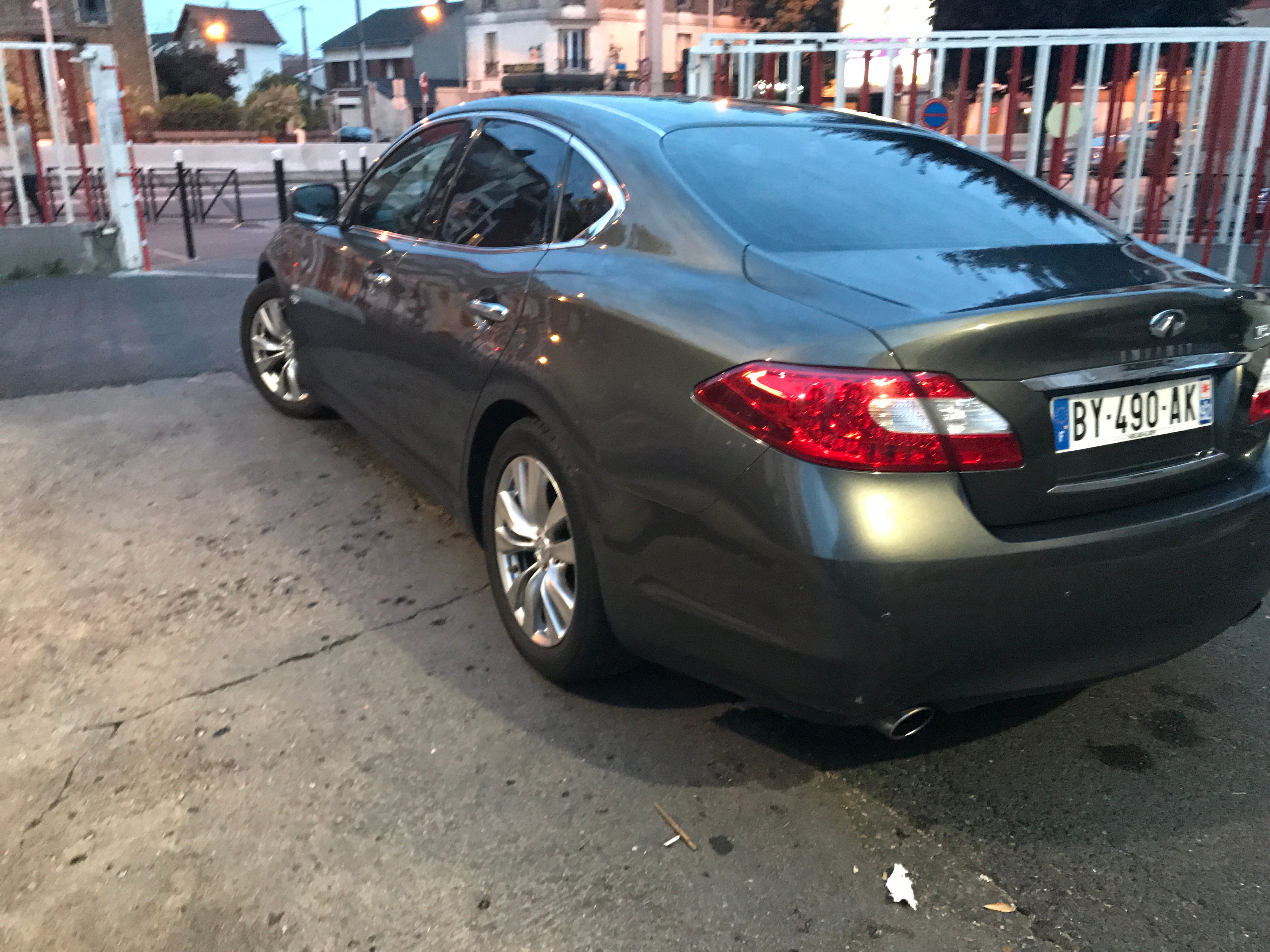 Infiniti M35 3.5 hybride  370 cvx, 2012, Essence 98 / Électrique (hybride), automatique