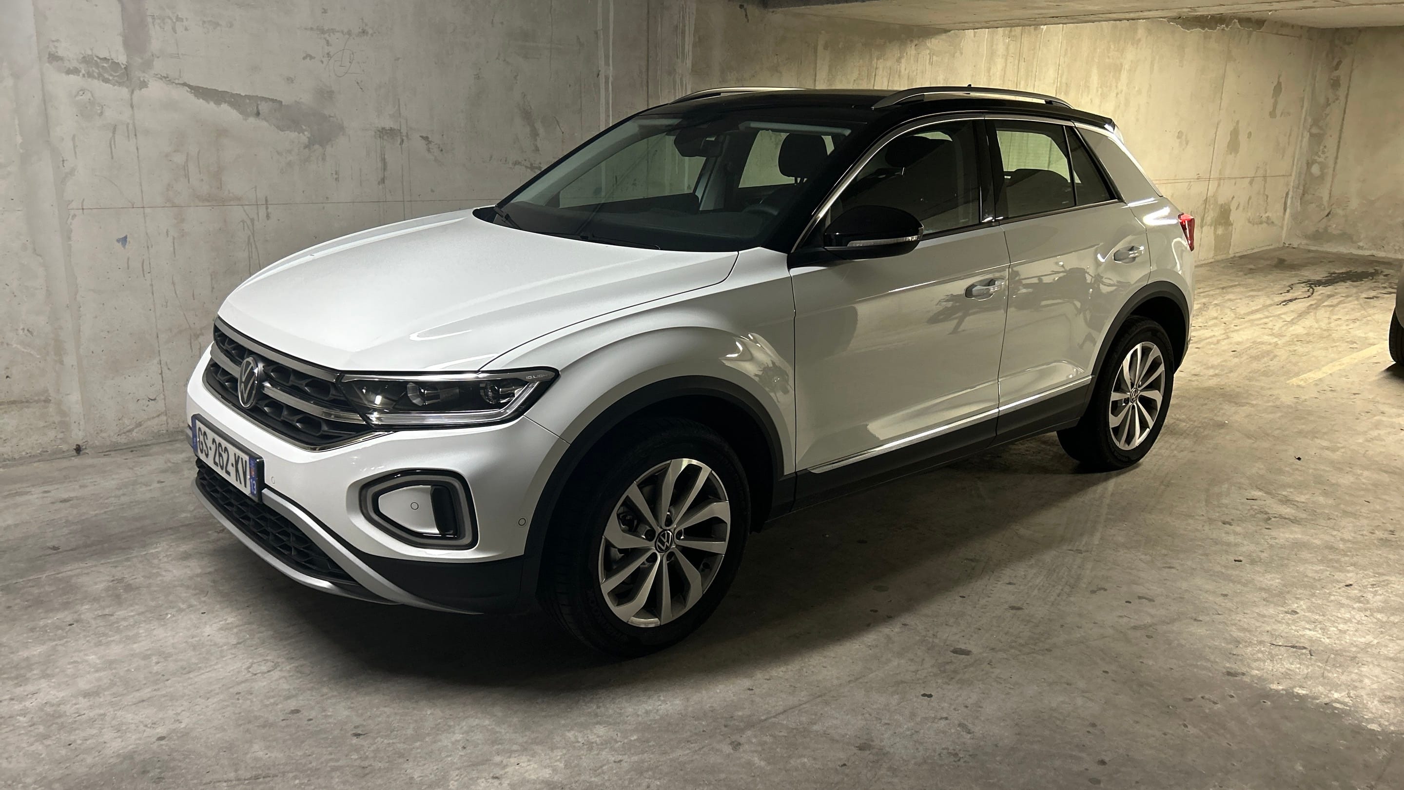 Volkswagen T-Roc, 2023, Essence 95, automatic