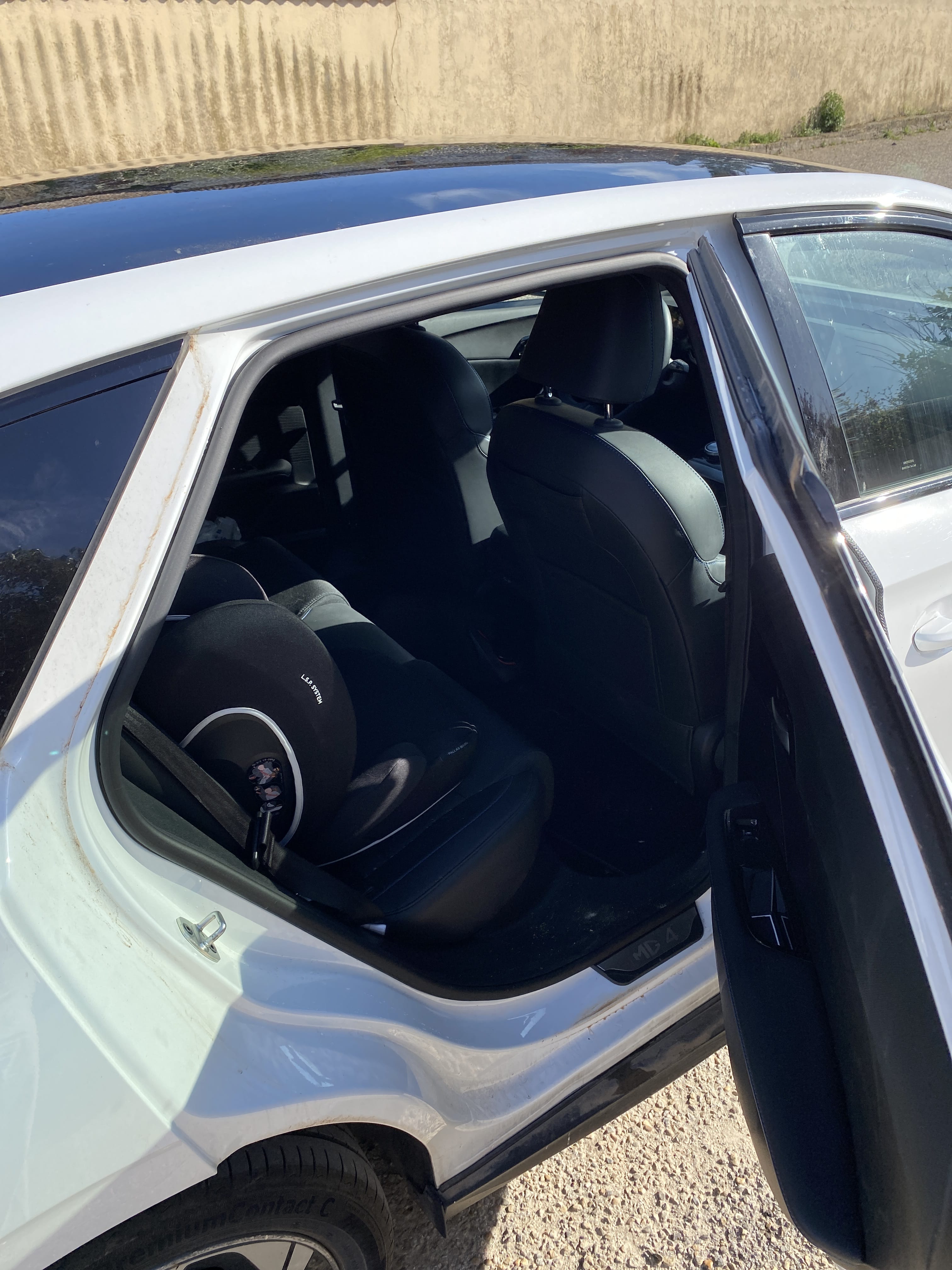 MG MG4 avec Siège bébé