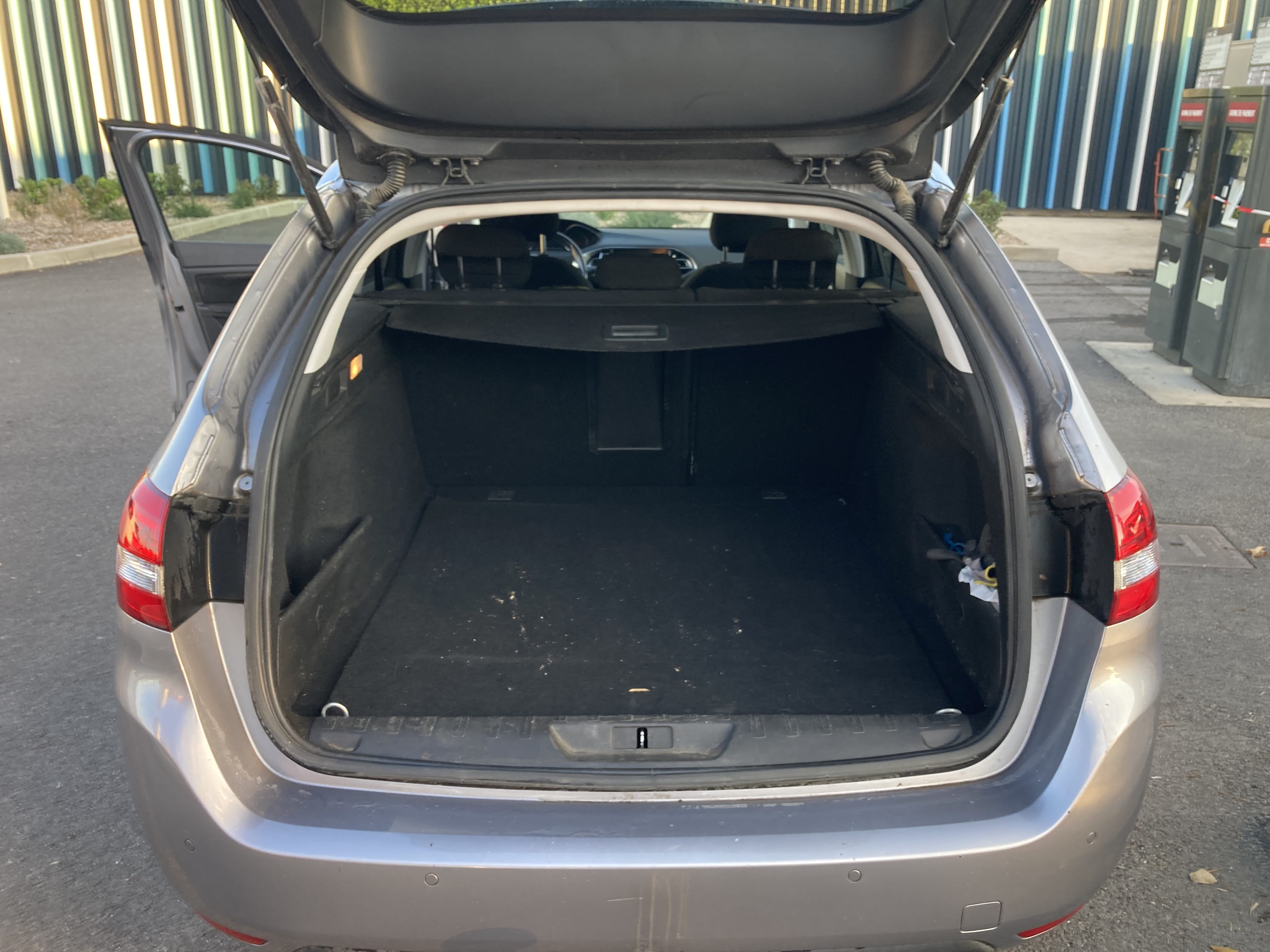 Peugeot 308 SW 1.2L avec Entrée audio / iPod