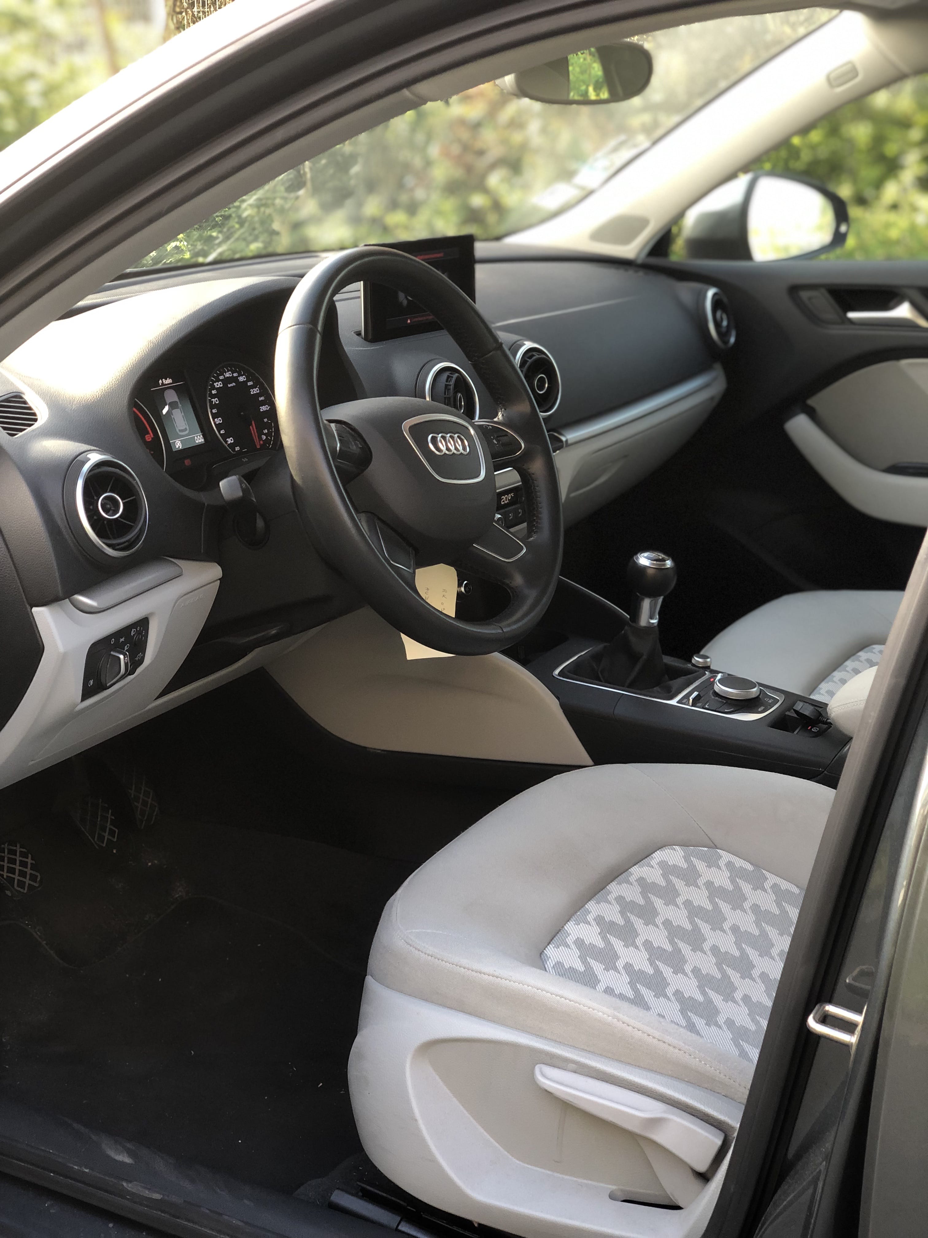 Audi A3 Sportback  Louez l’Audi A3 TDI – Sportivité, Confort & Économie à Bordeaux ! avec Entrée audio / iPod